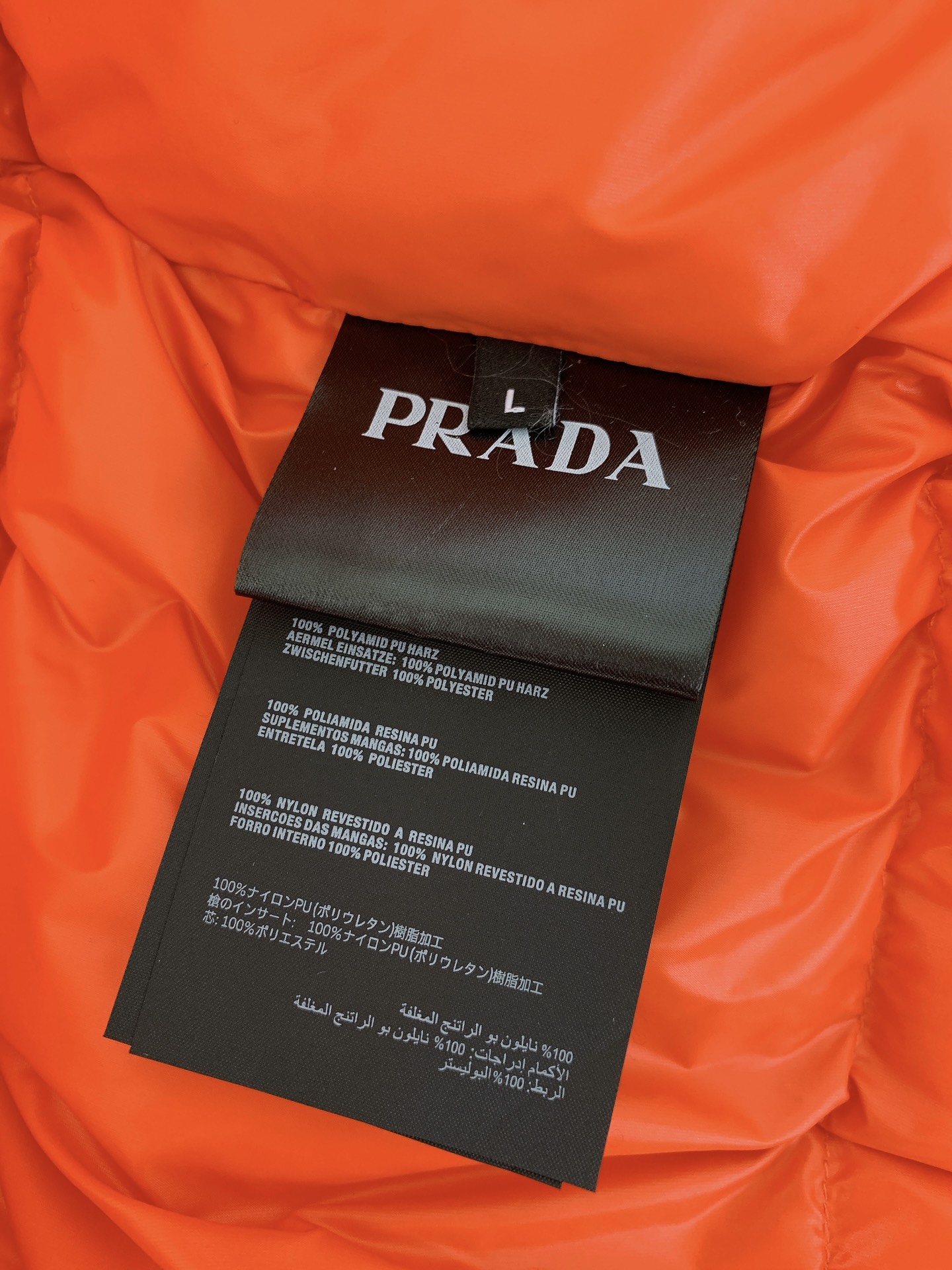 Prada普拉达2024FW秋冬新品高性能羽绒夹克外套！！溜肩袖略微宽松的版型让整体上身感通勤休闲都能很