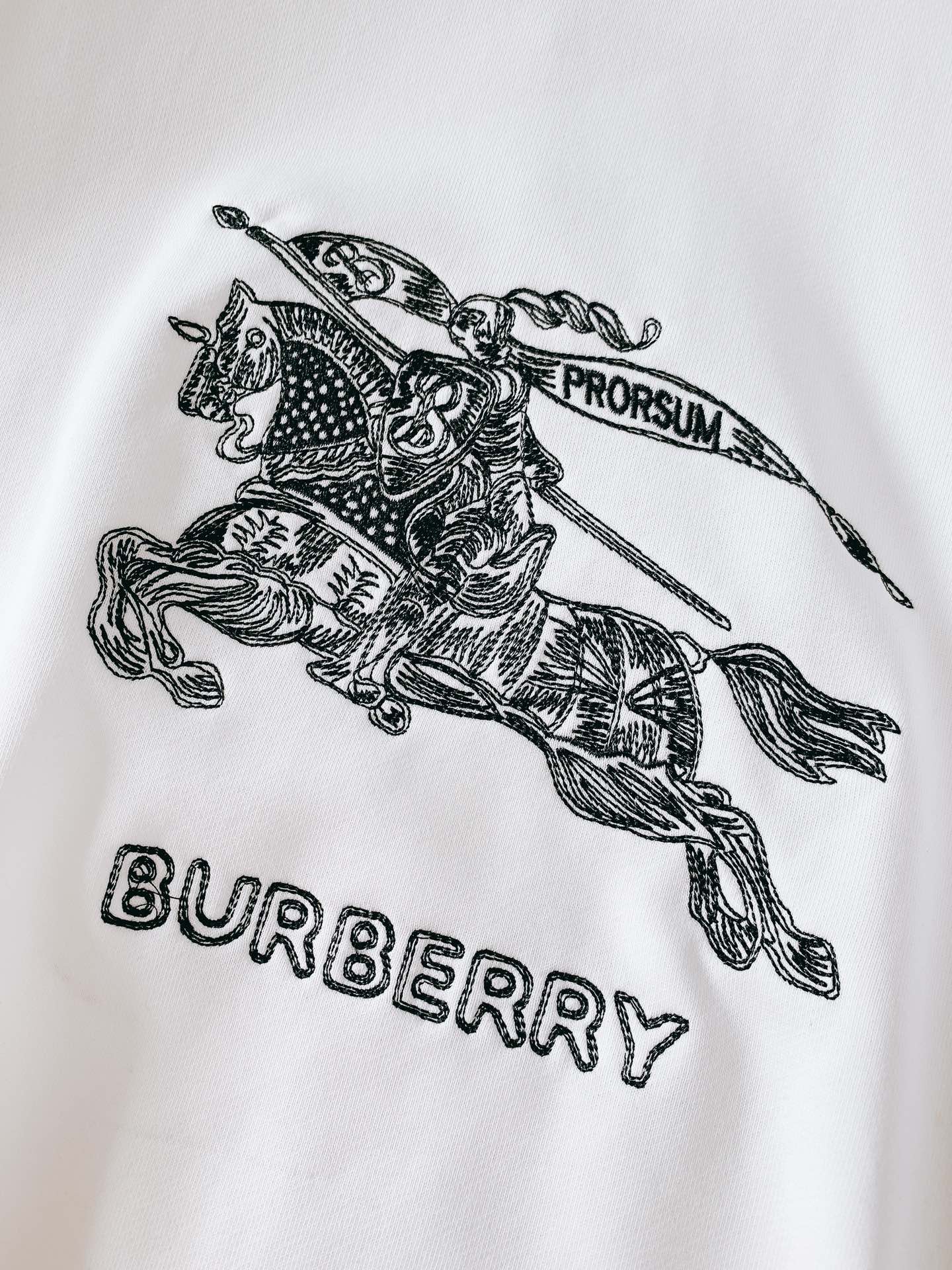 Burberry巴宝莉2024FW秋冬新品战马刺绣套头卫衣简约的设计越简单越考验设计师的水平看细节肩部的