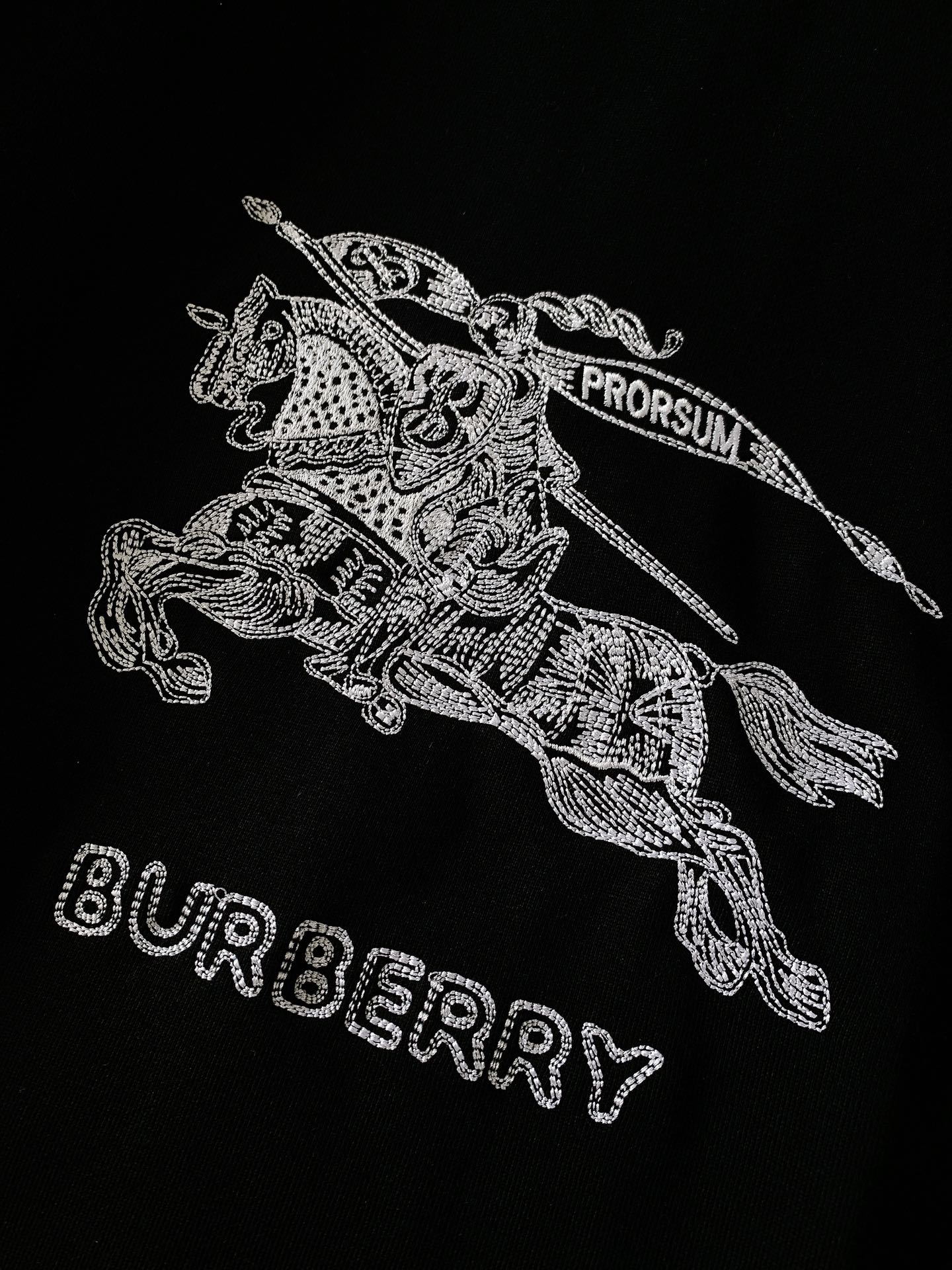 Burberry巴宝莉2024FW秋冬新品战马刺绣套头卫衣简约的设计越简单越考验设计师的水平看细节肩部的