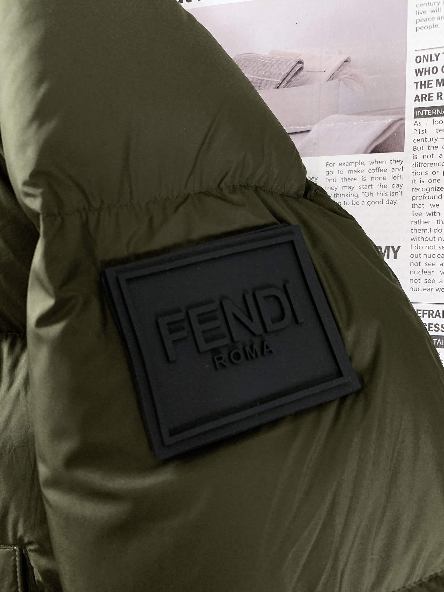 Fendi芬迪2024FW秋冬新品小怪兽系列连帽羽绒服全进口订制五金配件品牌特性及强让冬日的暗沉多填一份