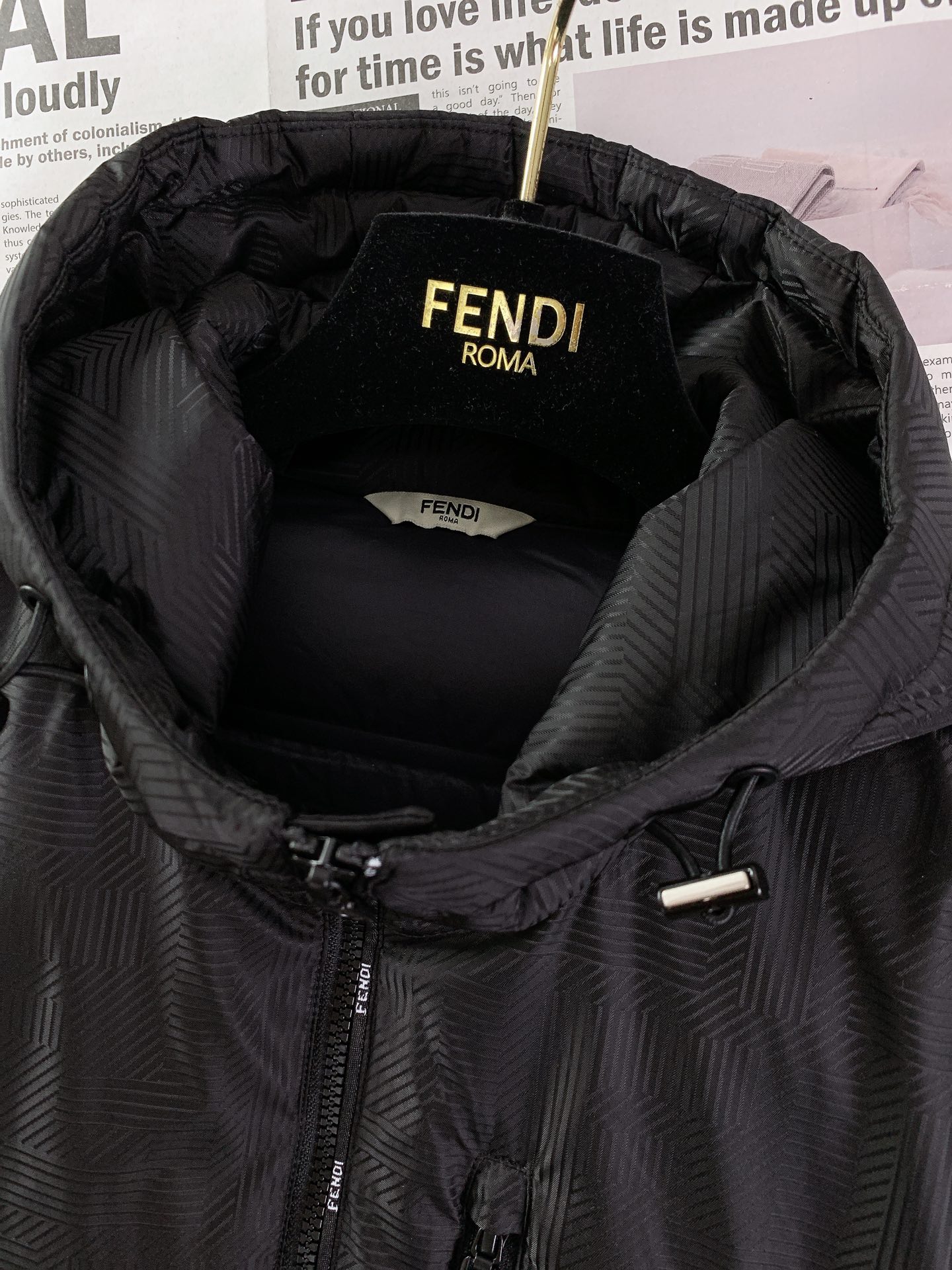 Fendi芬迪2024FW秋冬新品休闲连帽羽绒服经典简约百搭款任何场合皆能驾驭精干的款式格调轻盈舒适的触