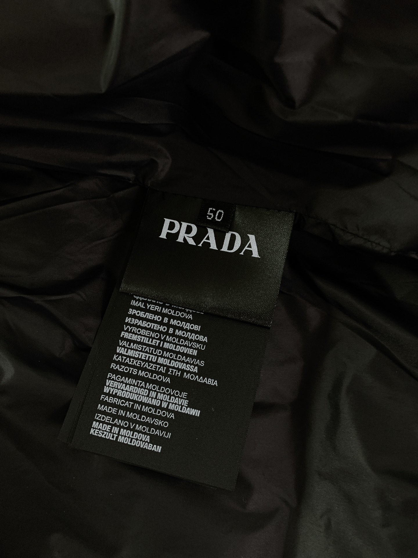 Prada普拉达2024FW秋冬新品休闲连帽羽绒服经典简约百搭款任何场合皆能驾驭精干的款式格调轻盈舒适的