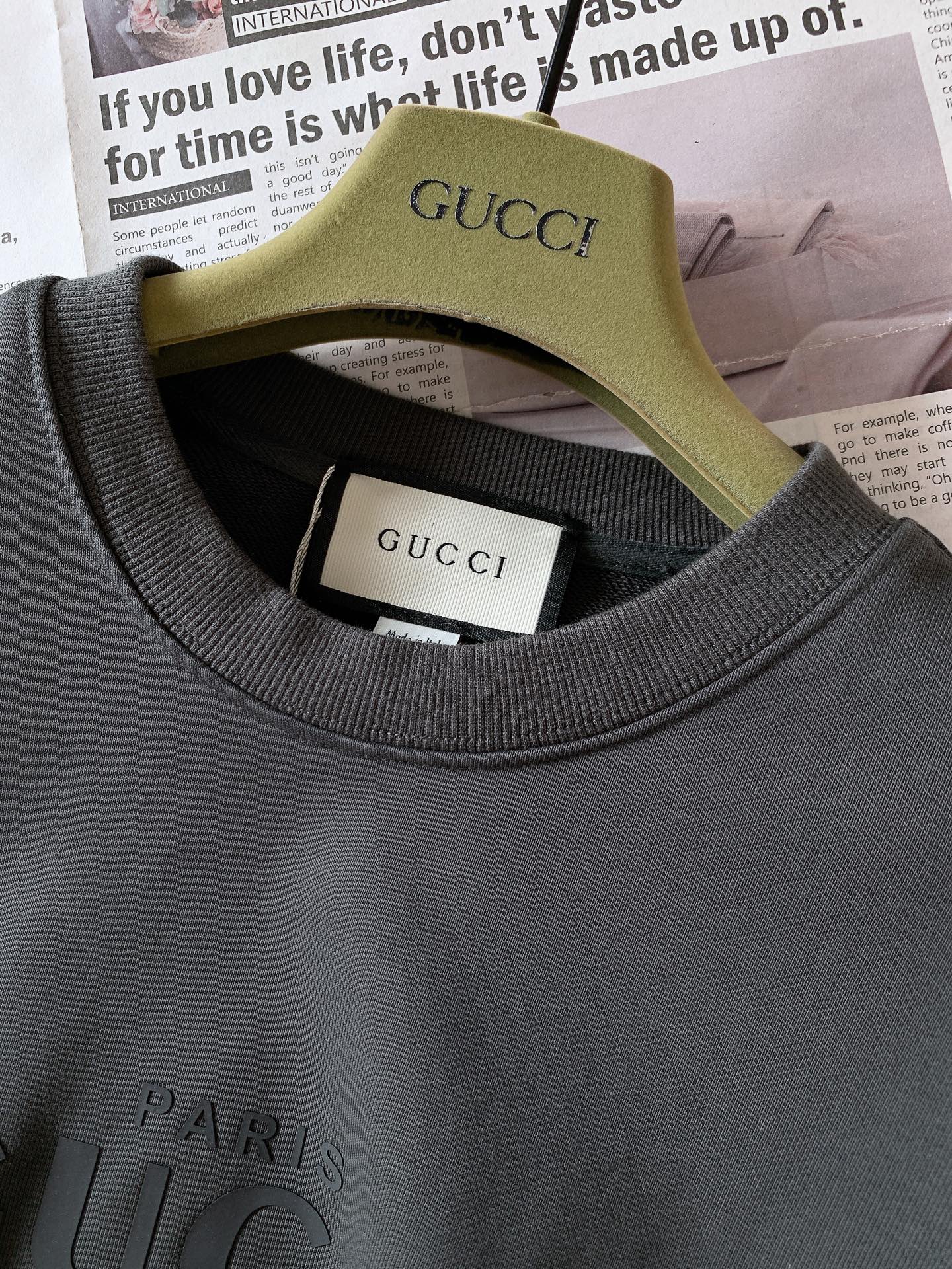 Gucci古驰2024FW秋冬新品互扣式GG套头卫衣订制面料打造胸前重工浮雕标识辨识度极高质感明显定织定