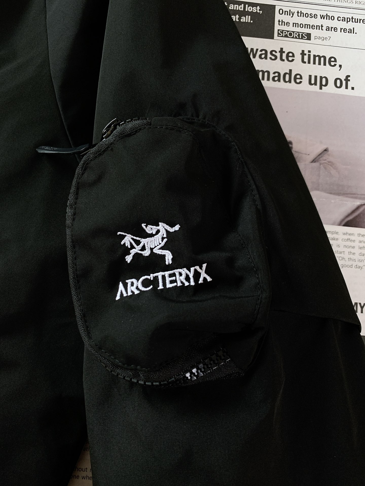 ARCTERYX始祖鸟拉链连帽冲锋衣风衣外套！这个面料和款式真心好超级实用的一件外套！外壳采用加厚四面弹