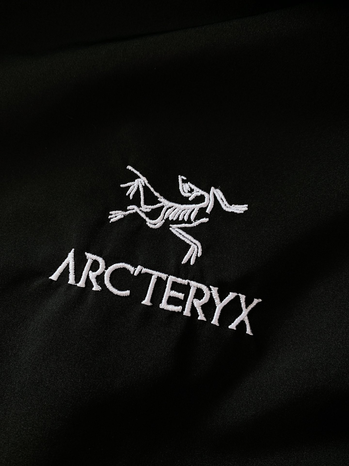 ARCTERYX始祖鸟拉链连帽冲锋衣风衣外套！这个面料和款式真心好超级实用的一件外套！外壳采用加厚四面弹