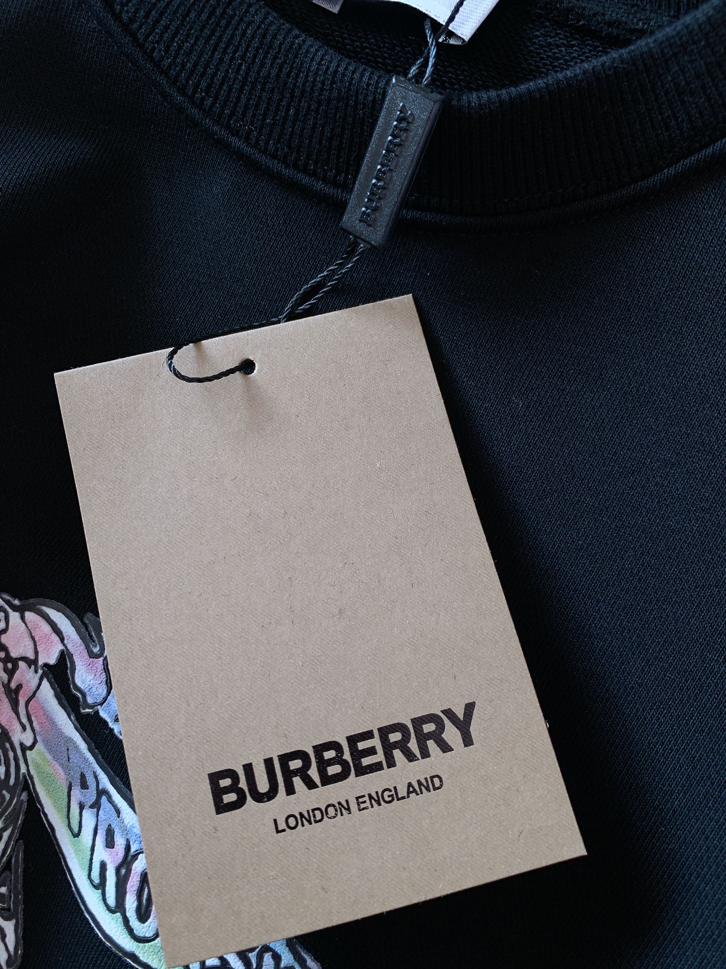 Burberry巴宝莉2024FW秋冬新品战马印花套头卫衣简约的设计越简单越考验设计师的水平看细节肩部的