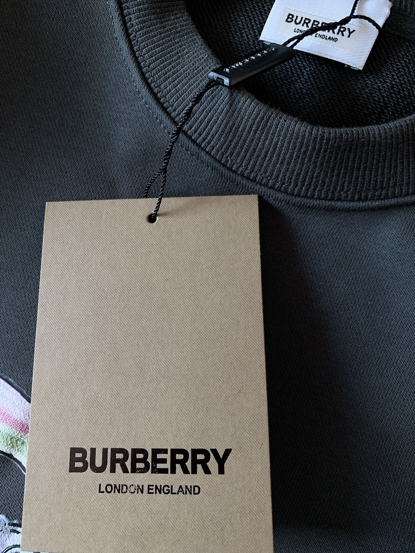 Burberry巴宝莉2024FW秋冬新品战马印花套头卫衣简约的设计越简单越考验设计师的水平看细节肩部的