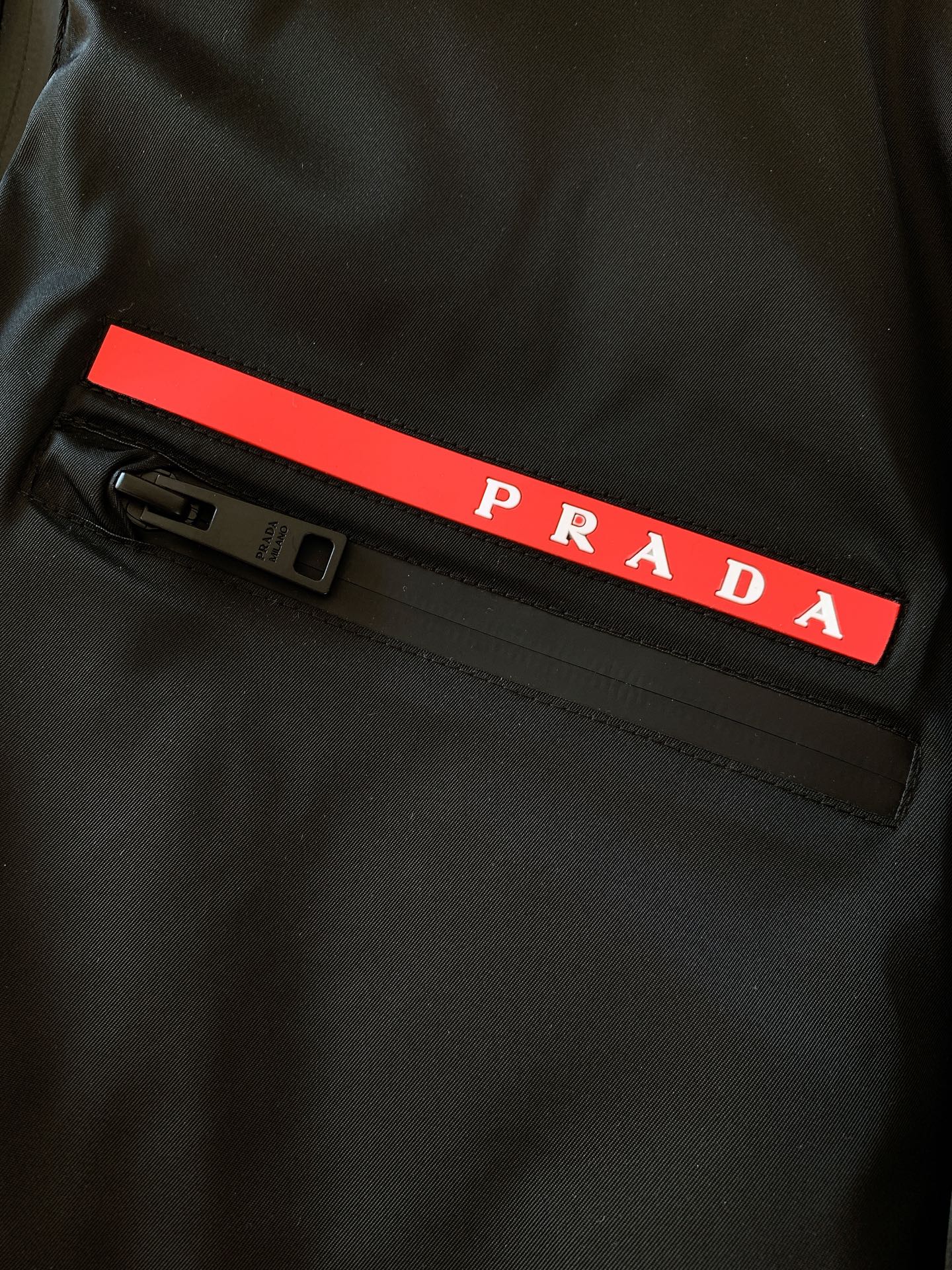 Prada普拉达2024FW秋冬新品休闲连帽羽绒服经典简约百搭款任何场合皆能驾驭精干的款式格调轻盈舒适的