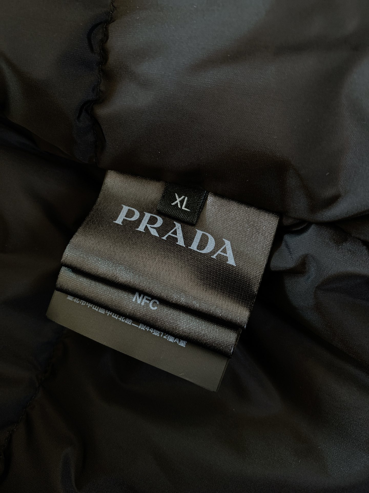 Prada普拉达2024FW秋冬新品休闲连帽羽绒服定制面料打造精检90白鹅绒饱满轻便蓬松度极佳保暖效果超