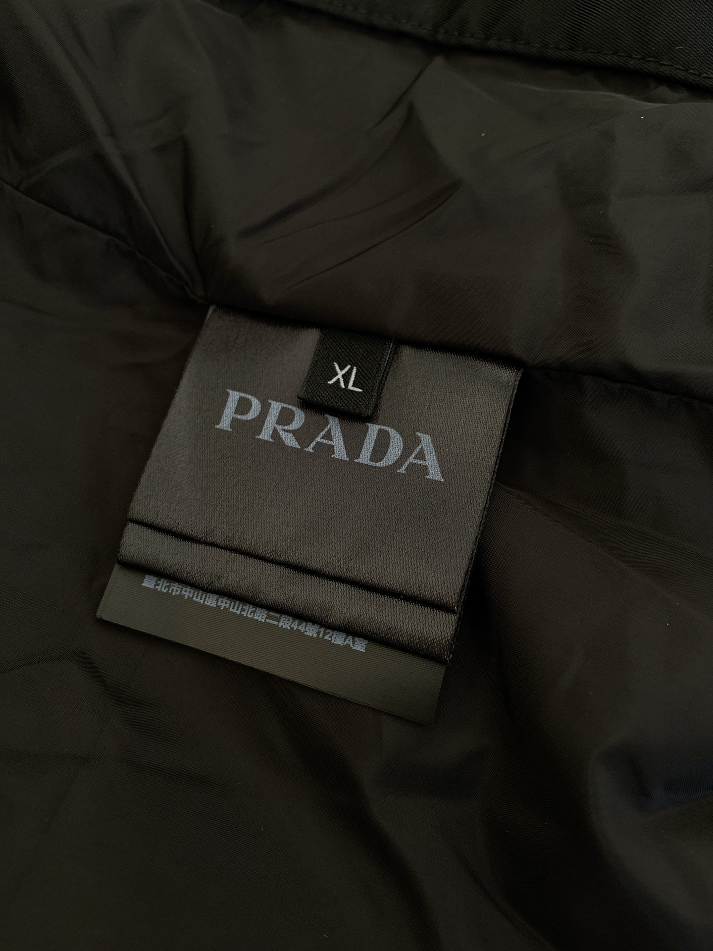 Prada普拉达2024FW秋冬新品休闲夹克羽绒服经典简约百搭款任何场合皆能驾驭精干的款式格调轻盈舒适的