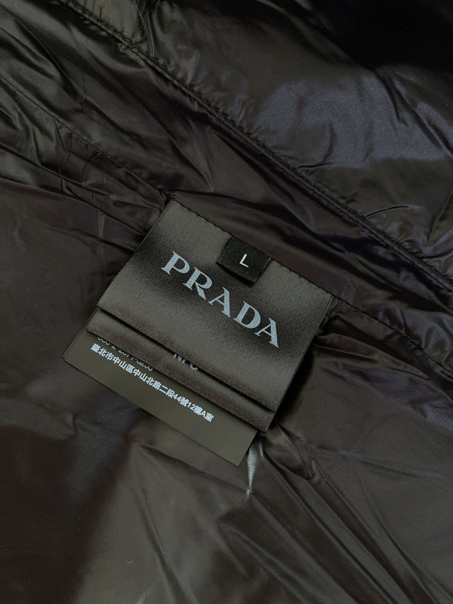 Prada普拉达2024FW秋冬新品休闲连帽羽绒服定制面料打造精检90白鹅绒饱满轻便蓬松度极佳保暖效果超