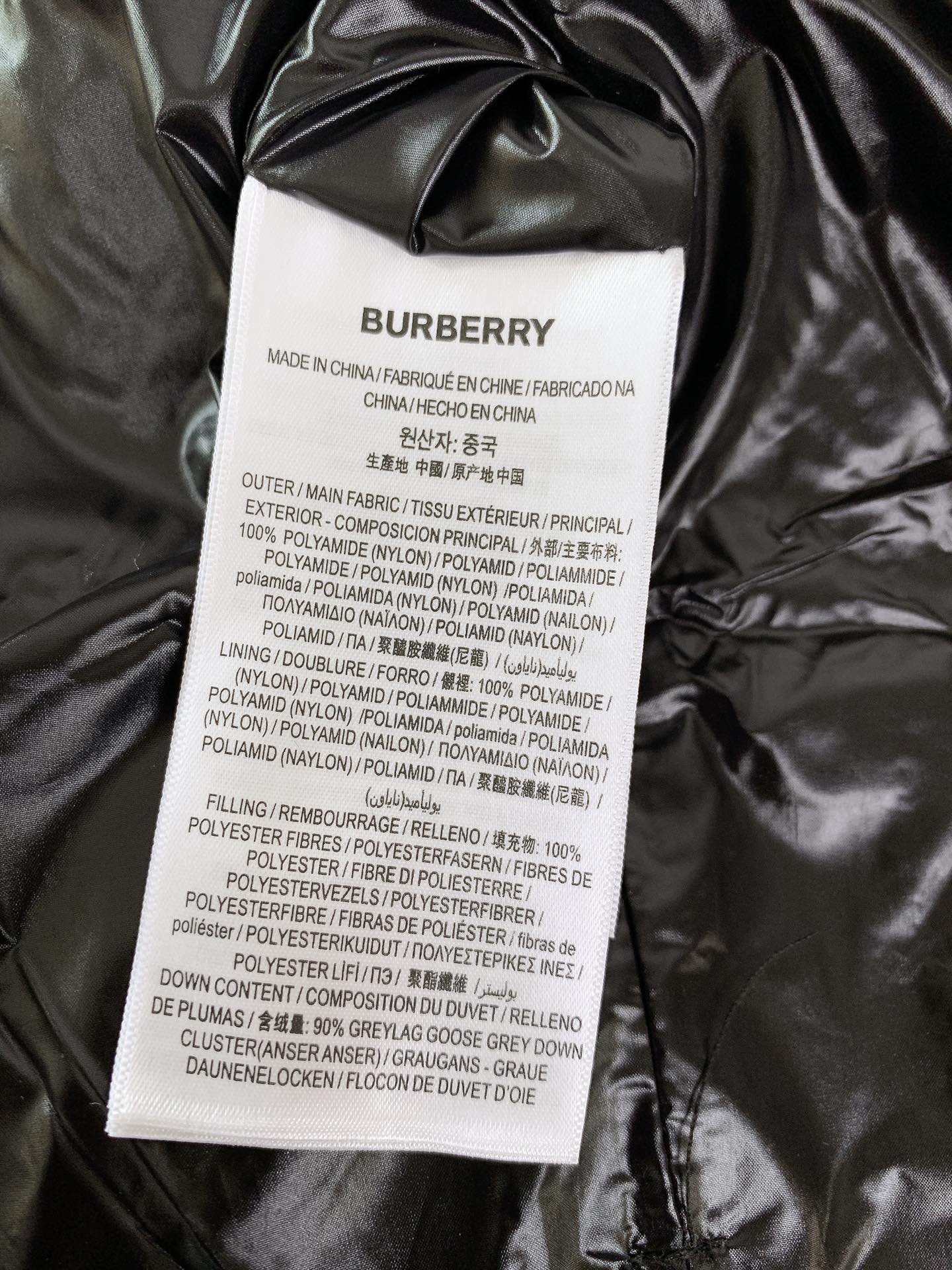 Burberry巴宝莉马术骑士徽标羽绒马甲原版购入于北京SK元面料采用尼龙亮光这是高端羽绒服常用的一种材