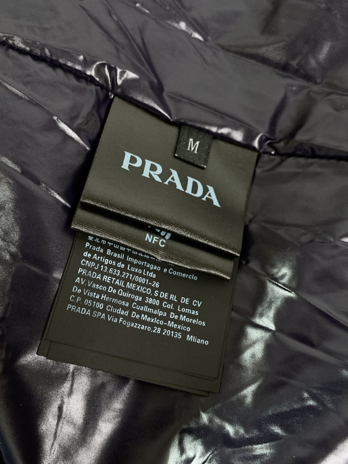 Prada普拉达2024FW秋冬新品亮面印花logo羽绒服首发爆款90绒超舒适度羽绒服！高端时尚休闲进口