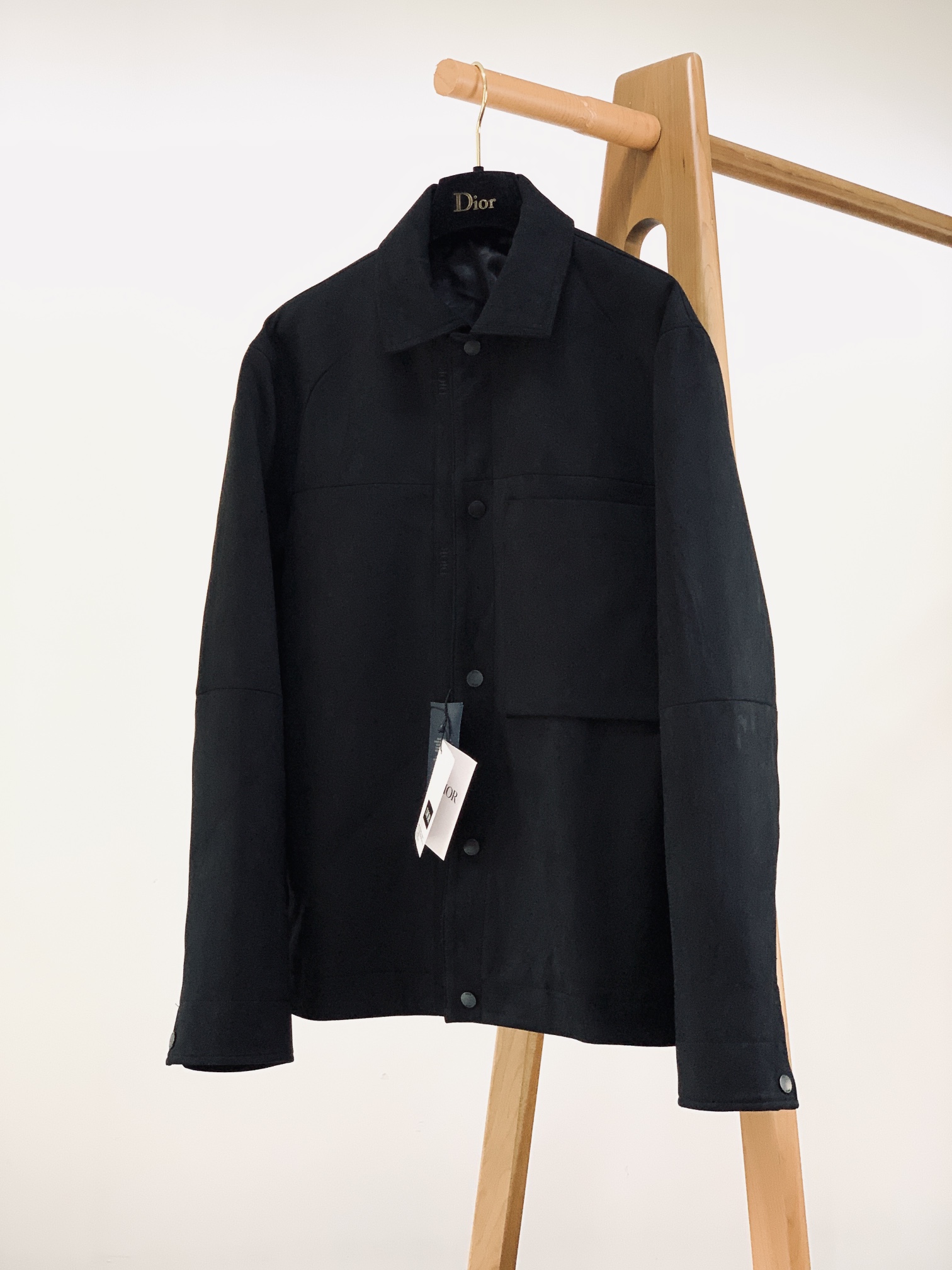 NO:118953,Dior Homme Black suede sheep-leather jacket. Top-notch channels~ High-end luxury items on the cabinet price of 35,945 yuan. Men's business casual jackets are made of combined with reverse velvet technology. They are soft and comfortable. The detailed design injects elegant style into the product, showing leisure and comfort in elegance!  This jacket is a classic wardrobe item, carefully crafted from black suede sheepskin leather. The snap buckle closure is decorated with DI gravure logos and the front is decorated with patch pockets. It can be matched with various casual items from all seasons to create a more refined look!  The lining is made of fixed woven copper-ammonia fiber, silky and delicate, with an extremely comfortable and comfortable feeling in the clothes. It is light and comfortable, and has good breathability~ The upper body not only highlights neatness and atmosphere, but also reveals elegance and fashion in the details. Custom round button details are engraved with a quality P logo logo. The placket is designed with DI letter printed logo embellishment. The identity logo is accidentally revealed in the button closure, demonstrating the luxurious and noble P attributes!  46 size clothes length 68 bust 114 shoulder width 46.5 48 size clothes length 70 bust shoulder width 48 size clothes length 72 bust 122 shoulder width 49.5 52 size clothes length 74 bust 126 shoulder width 51 …………………………………………………………………………………………………………………………………………………………………………………………………………………………………………………………………………………………………………………………………………………………………………………………………………………………………………………………………………………………………………………………………………………………………………………………………………………………………………………………………………………………………………………………………………………………………………………………………………………………………………………………………………………………………………………………………………………………………………………………………………………………………………………………………………………………………………………………………………………………………………………………………19860909Dior Homme 迪奥·桀傲 黑色绒面羊皮革夹克.渠道顶级~柜上公价35945大洋的高奢单品 男士商务休闲系列外套,结合反绒工艺制作而成 柔软舒适,细节设计为产品注入典雅格调 雅致之中展现出休闲惬意！ 这款夹克是衣橱经典单品,采用黑色绒面羊皮革精心制作 按扣开合处饰以DI凹印标志,正面饰以贴袋 可与四季的各式休闲单品搭配,打造更加精致的造型！内衬是定织铜氨纤维,丝滑细腻 亲服感极致舒适的.并且轻盈舒爽 透气性好~ 上身不仅突显了利落与大气 更在细节中流露出优雅与时尚 定制圆型纽扣细节,雕刻有品P logo标识 门襟处设计有DI字母印花徽标点缀 纽扣闭合中不经意流露出身份标识,彰显出奢华高贵的品P属性！ 46码衣长68 胸围114 肩宽46.5 48码衣长70 胸围 肩宽48 50码衣长72 胸围122 肩宽49.5 52码衣长74 胸围126 肩宽51 …………………………………………………… Size46-52,,dior,dior,jackets & coats,jackets & coats,sheepskin,alexander wang,Men's clothing