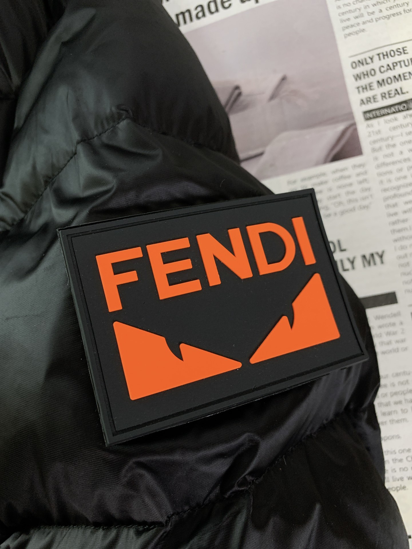 Fendi芬迪2024FW秋冬新品小怪兽系列连帽羽绒服全进口订制五金配件品牌特性及强让冬日的暗沉多填一份