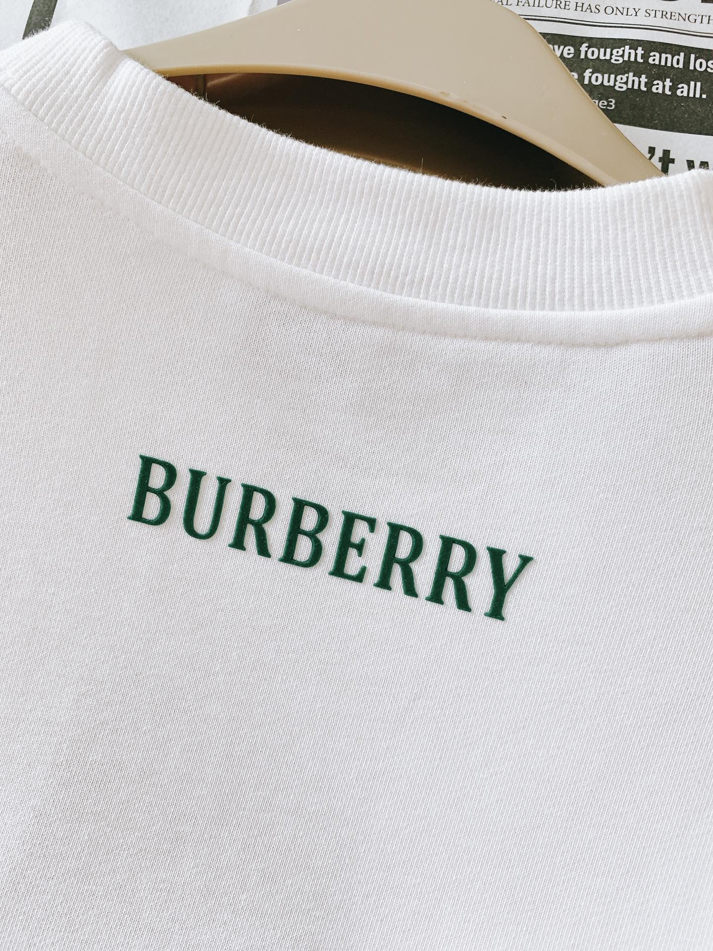 Burberry巴宝莉2024FW秋冬新品战马植绒印花套头卫衣简约的设计越简单越考验设计师的水平看细节肩