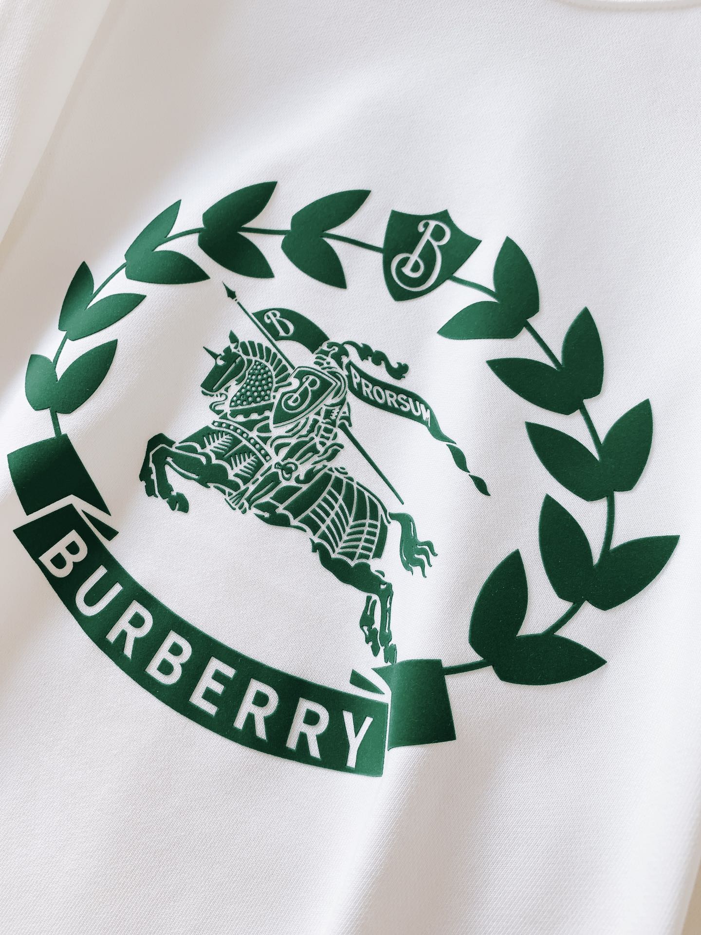 Burberry巴宝莉2024FW秋冬新品战马植绒印花套头卫衣简约的设计越简单越考验设计师的水平看细节肩