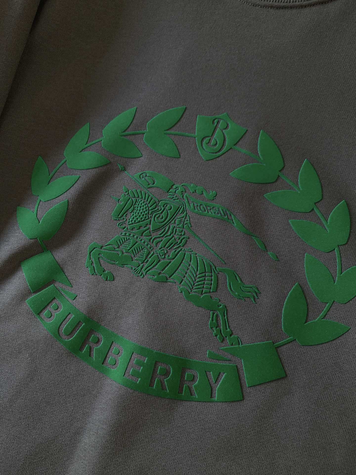 Burberry巴宝莉2024FW秋冬新品战马植绒印花套头卫衣简约的设计越简单越考验设计师的水平看细节肩