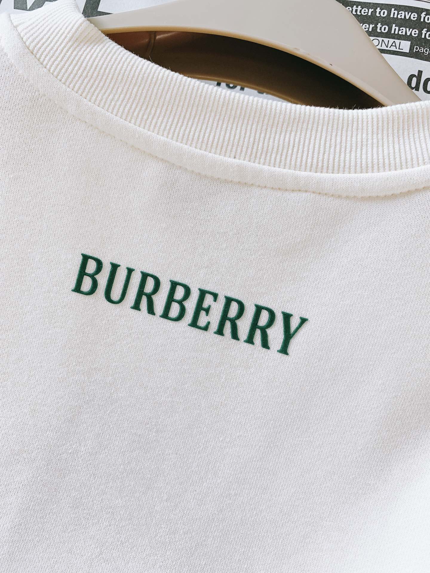 Burberry巴宝莉2024FW秋冬新品战马植绒印花套头卫衣简约的设计越简单越考验设计师的水平看细节肩