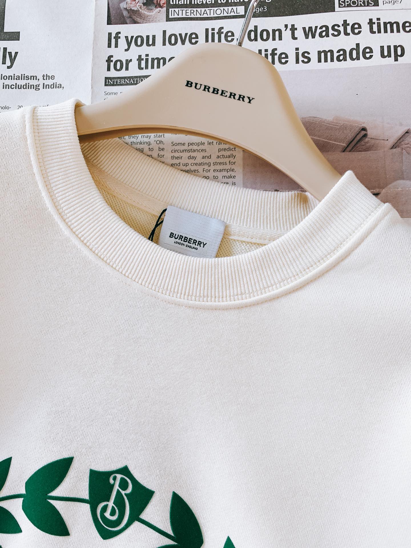 Burberry巴宝莉2024FW秋冬新品战马植绒印花套头卫衣简约的设计越简单越考验设计师的水平看细节肩