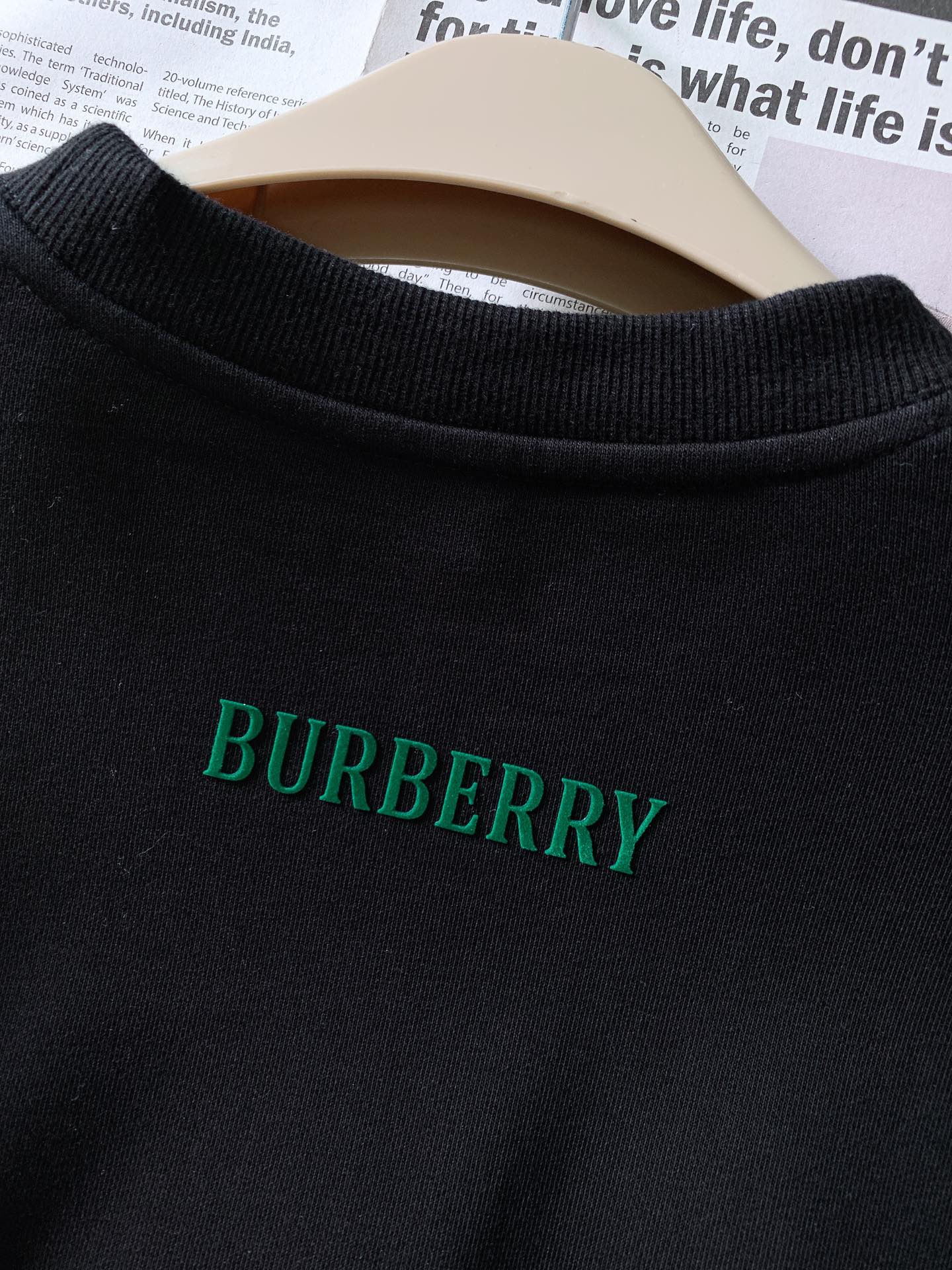 Burberry巴宝莉2024FW秋冬新品战马植绒印花套头卫衣简约的设计越简单越考验设计师的水平看细节肩