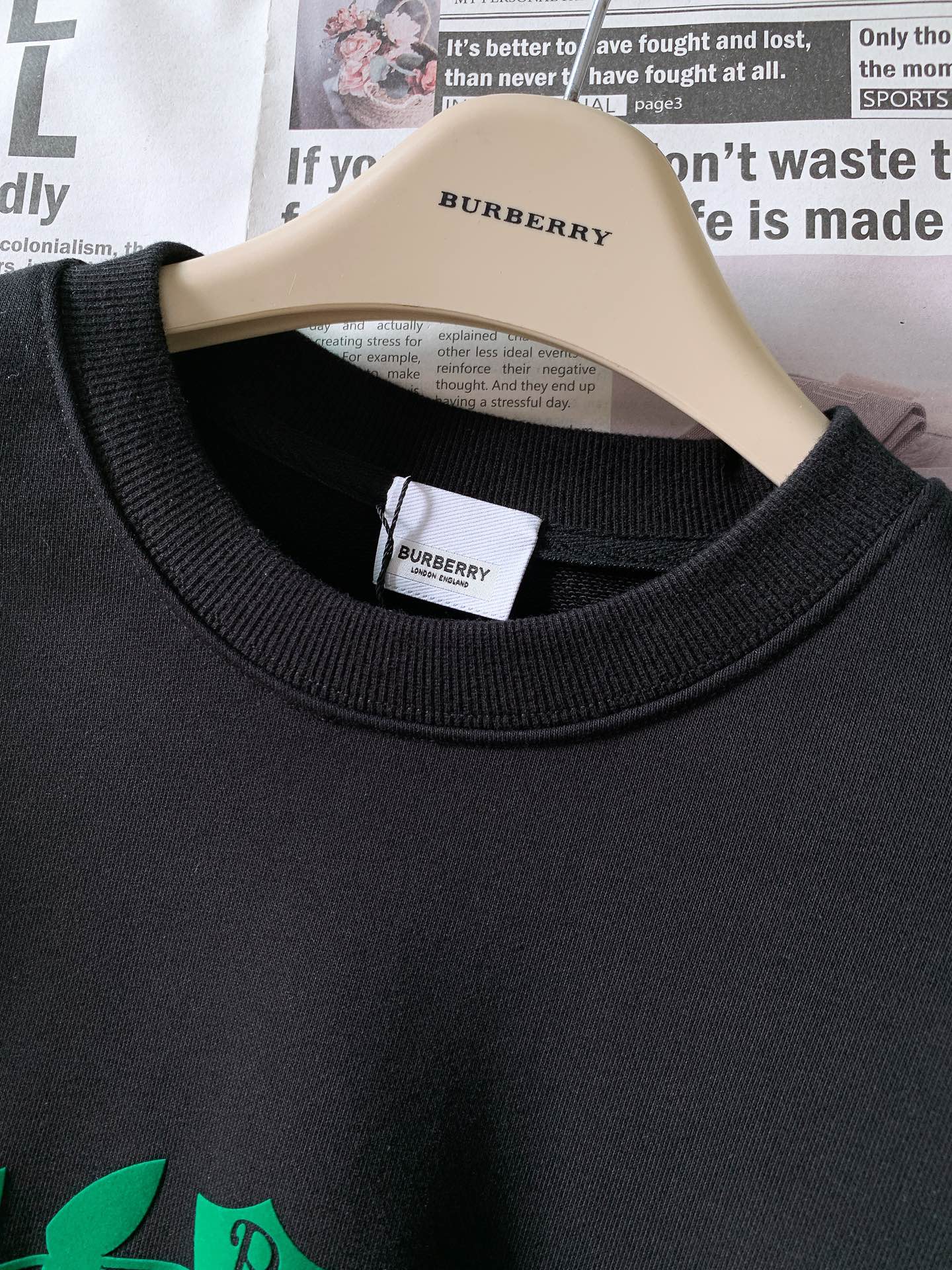 Burberry巴宝莉2024FW秋冬新品战马植绒印花套头卫衣简约的设计越简单越考验设计师的水平看细节肩