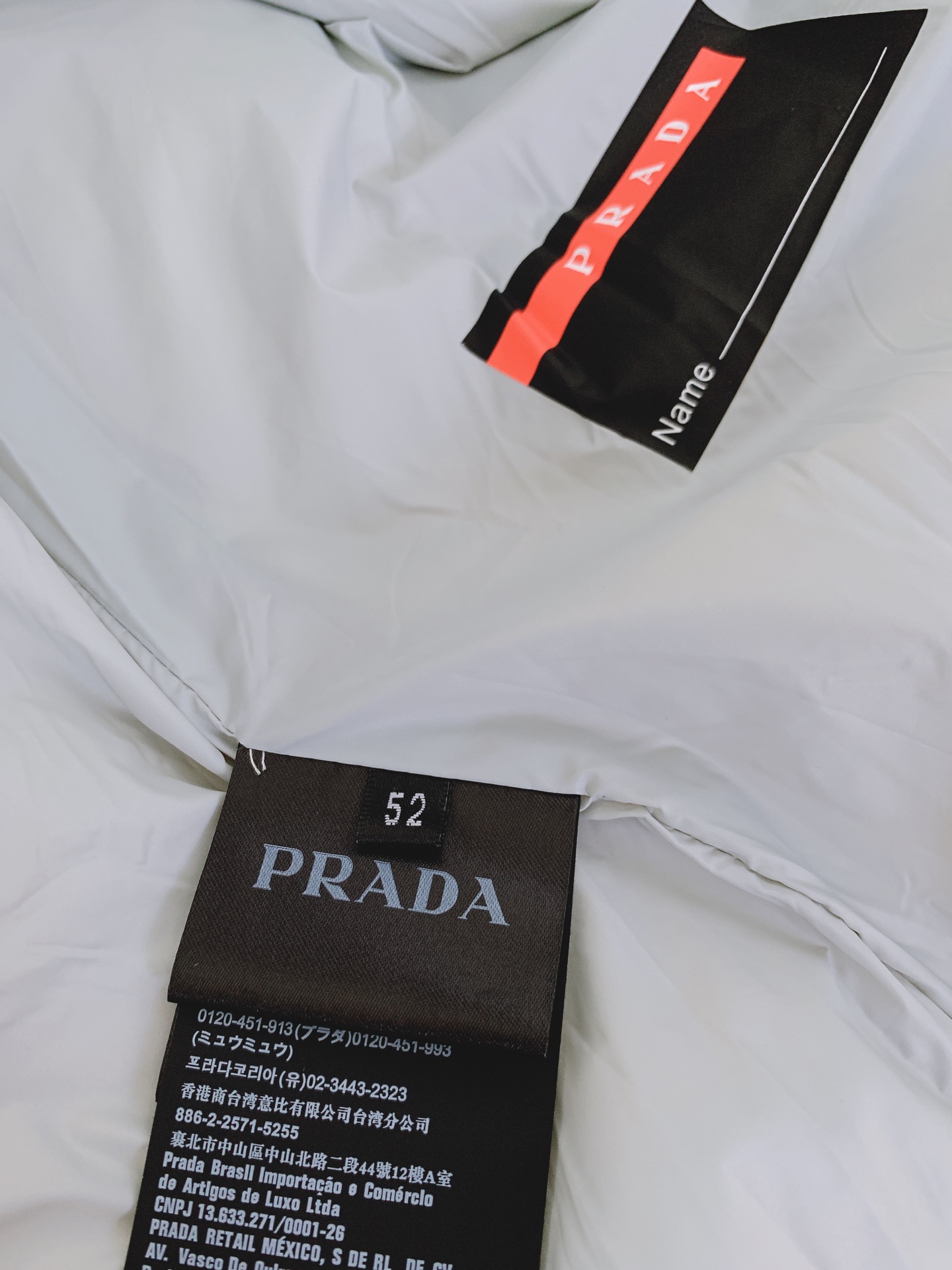 Prada普拉达2024FW秋冬新品休闲连帽羽绒服经典简约百搭款任何场合皆能驾驭精干的款式格调轻盈舒适的