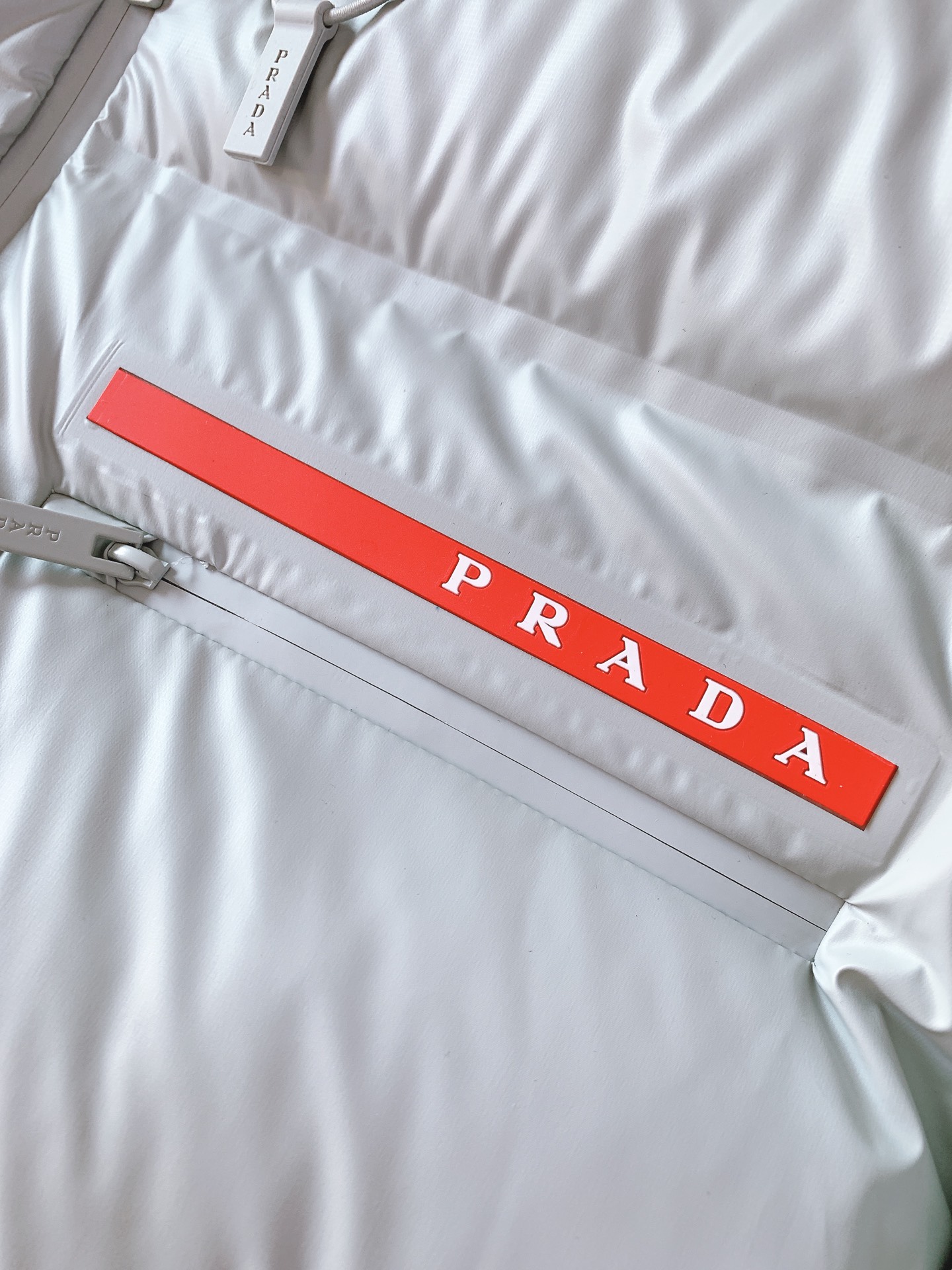 Prada普拉达2024FW秋冬新品休闲连帽羽绒服经典简约百搭款任何场合皆能驾驭精干的款式格调轻盈舒适的