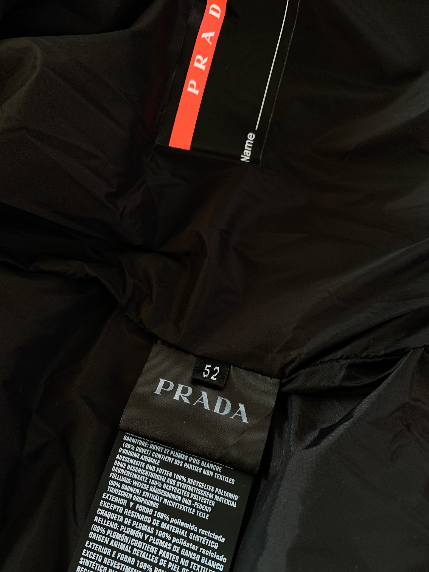 Prada普拉达2024FW秋冬新品休闲连帽羽绒服经典简约百搭款任何场合皆能驾驭精干的款式格调轻盈舒适的