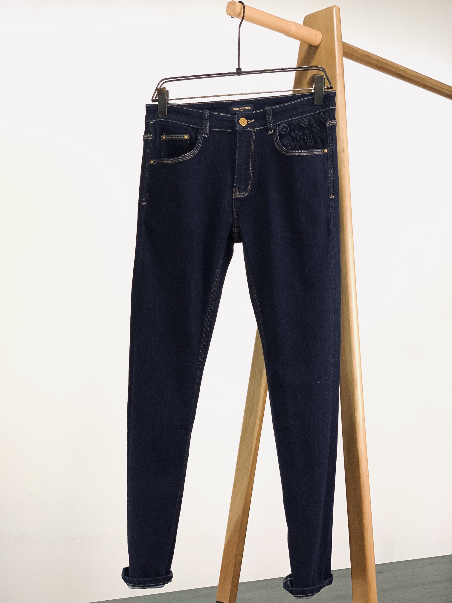 NO:122099,Louis Vuitton 2025SS Spring and Summer New Product Donkey Casual Denim. I love this one, the elastic jeans... Heavy industry washing technology... Customized hardware accessories, straight trousers, comfortable and soft and skin-friendly, the upper body is wide and stylish, not easy to wrinkle. Unique colors and design styles, and awesome details. ………………………………………………………………………………………………………………………………………………………………………………………………………………………………………………………………………………………………………………………………………………………………………………………………………………………………………………………………………………………………………………………………………………………………………………………………………………………………………………………………………………………………………………………………………………………………………………………………………………………………………………………………………………………………………………………………………………………………………………………………………………………………………………………………………………………………………………………………………………19860909LouisVuitton 路易威登 2025SS春夏新品 驴家休闲牛仔.独爱这一条,弹力加倍的牛仔裤…… 重工洗水工艺…..开模定制五金配件,直筒裤脚,面料舒适柔软亲肤,上身挺阔有型、不易起皱.独特的颜色和设计风格,还有牛逼的细节加持. …………………………………………………… Size29-38,,louis vuitton,louis vuitton,louis vuitton,louis vuitton,jeans,alexander wang,Men's clothing