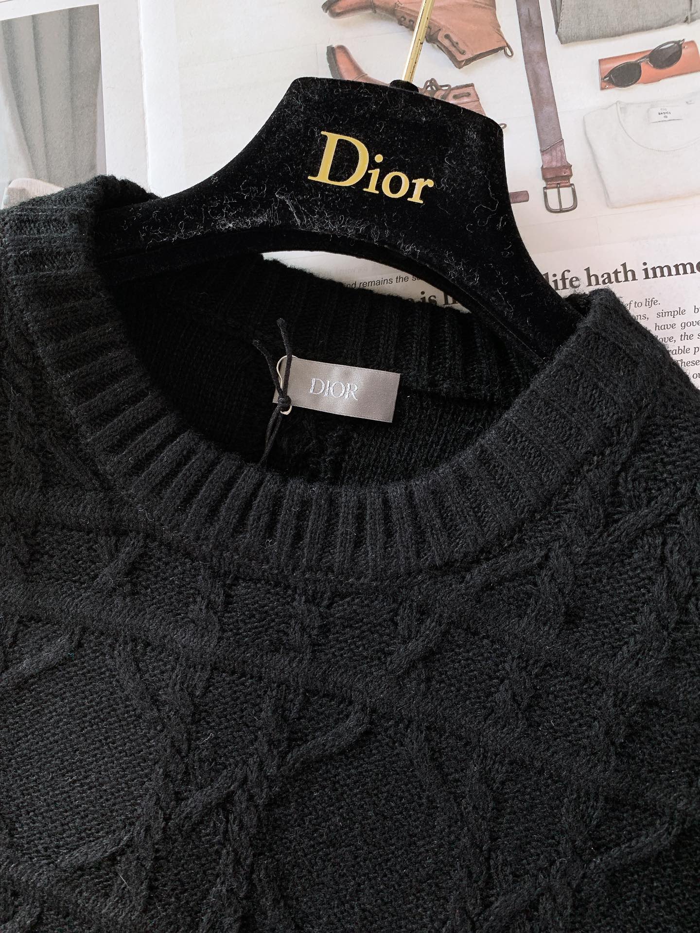 Dior Homme 迪奥·桀傲 休闲套头针织衫，CD Icons 系列以随意而优雅的风格彰显Dio的经