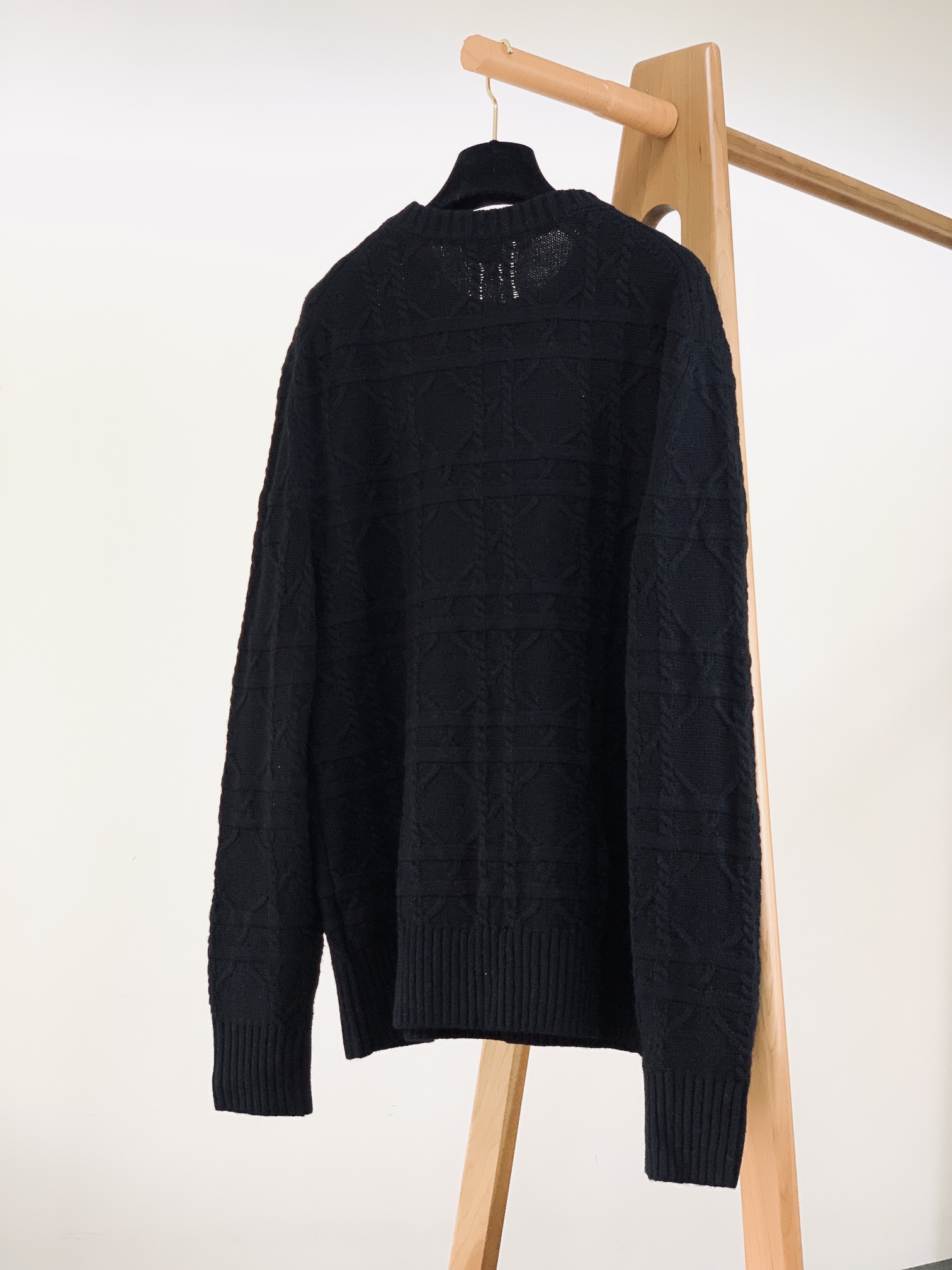 Dior Homme 迪奥·桀傲 休闲套头针织衫，CD Icons 系列以随意而优雅的风格彰显Dio的经
