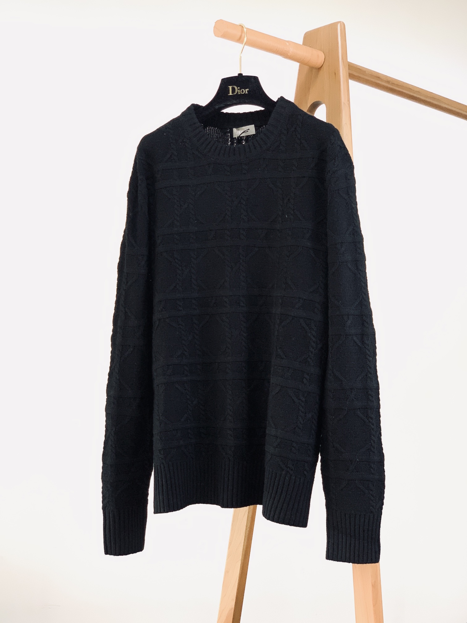 Dior Homme 迪奥·桀傲 休闲套头针织衫，CD Icons 系列以随意而优雅的风格彰显Dio的经