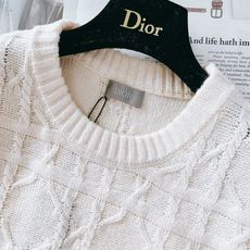 Dior Homme 迪奥·桀傲 休闲套头针织衫,CD Icons 系列以随意而优雅的风格彰显Dio的经 Dior Homme 迪奥·桀傲 休闲套头针织衫,CD Icons 系列以随意而优雅的风格彰显Dio的经