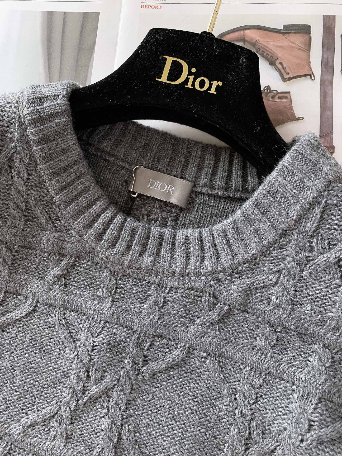 Dior Homme 迪奥·桀傲 休闲套头针织衫，CD Icons 系列以随意而优雅的风格彰显Dio的经