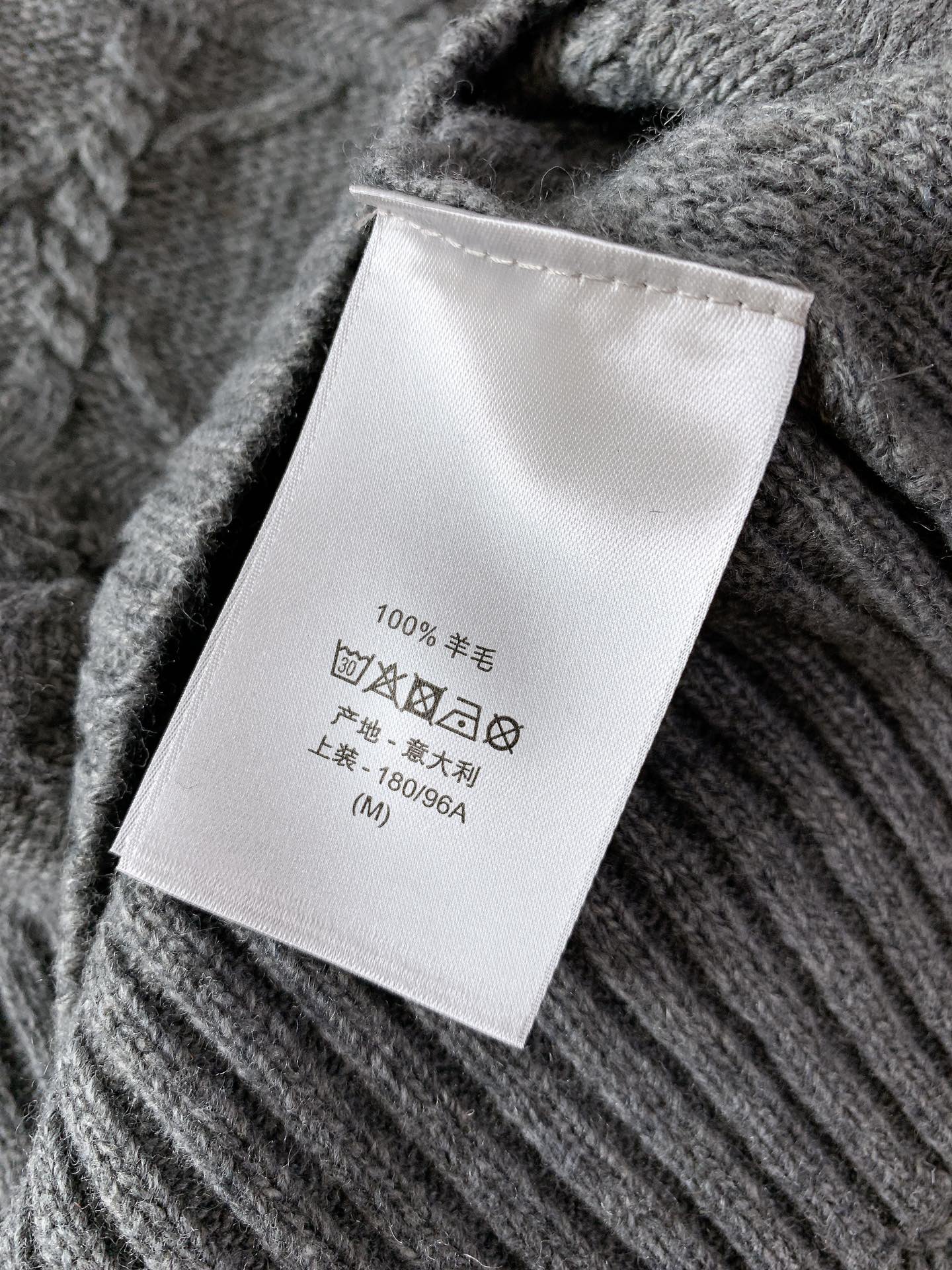 Dior Homme 迪奥·桀傲 休闲套头针织衫，CD Icons 系列以随意而优雅的风格彰显Dio的经