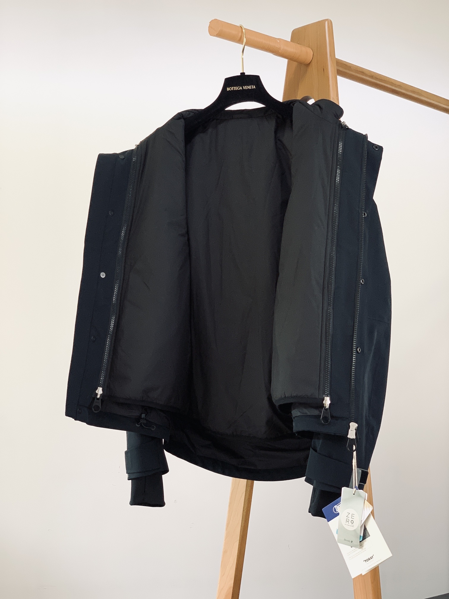 LoroPiana L.P 男款科技三防面料压胶工艺立裁解构连帽滑雪三合一外套关于款式及设计:lP🆕出品
