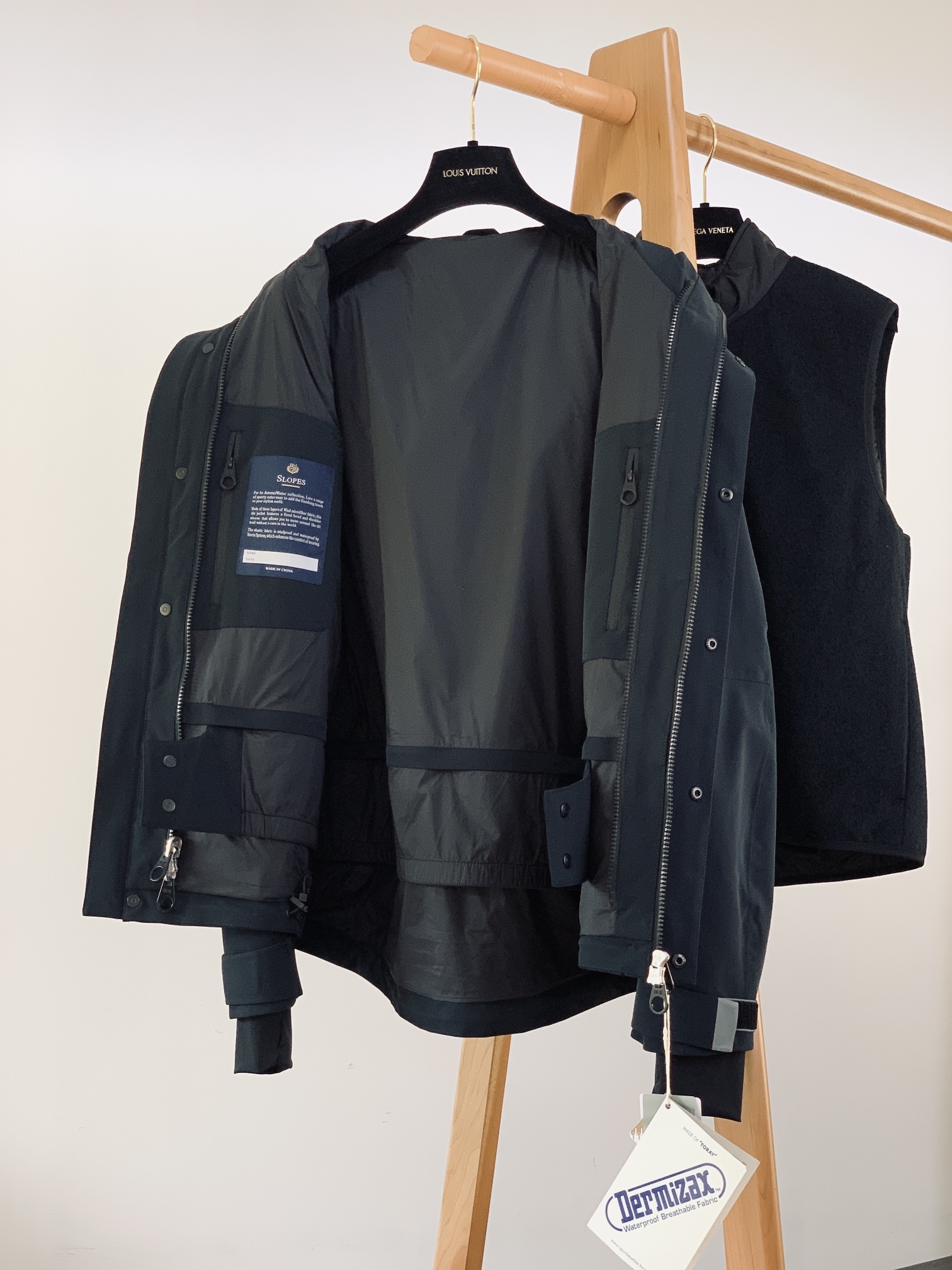 LoroPiana L.P 男款科技三防面料压胶工艺立裁解构连帽滑雪三合一外套关于款式及设计:lP🆕出品