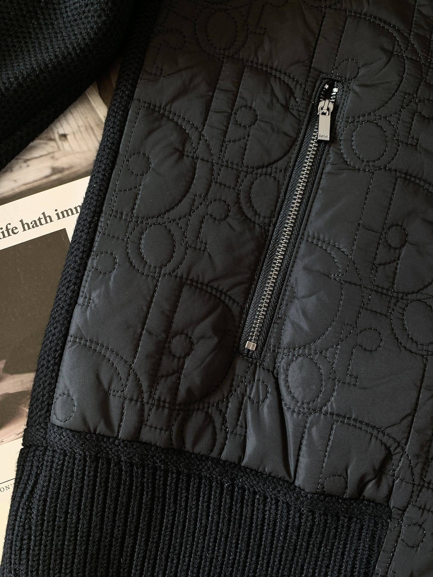 Dior Homme 迪奥·桀傲 连帽提花毛织拼接外套,这款连帽短向Dio经典的Oblique 印花致