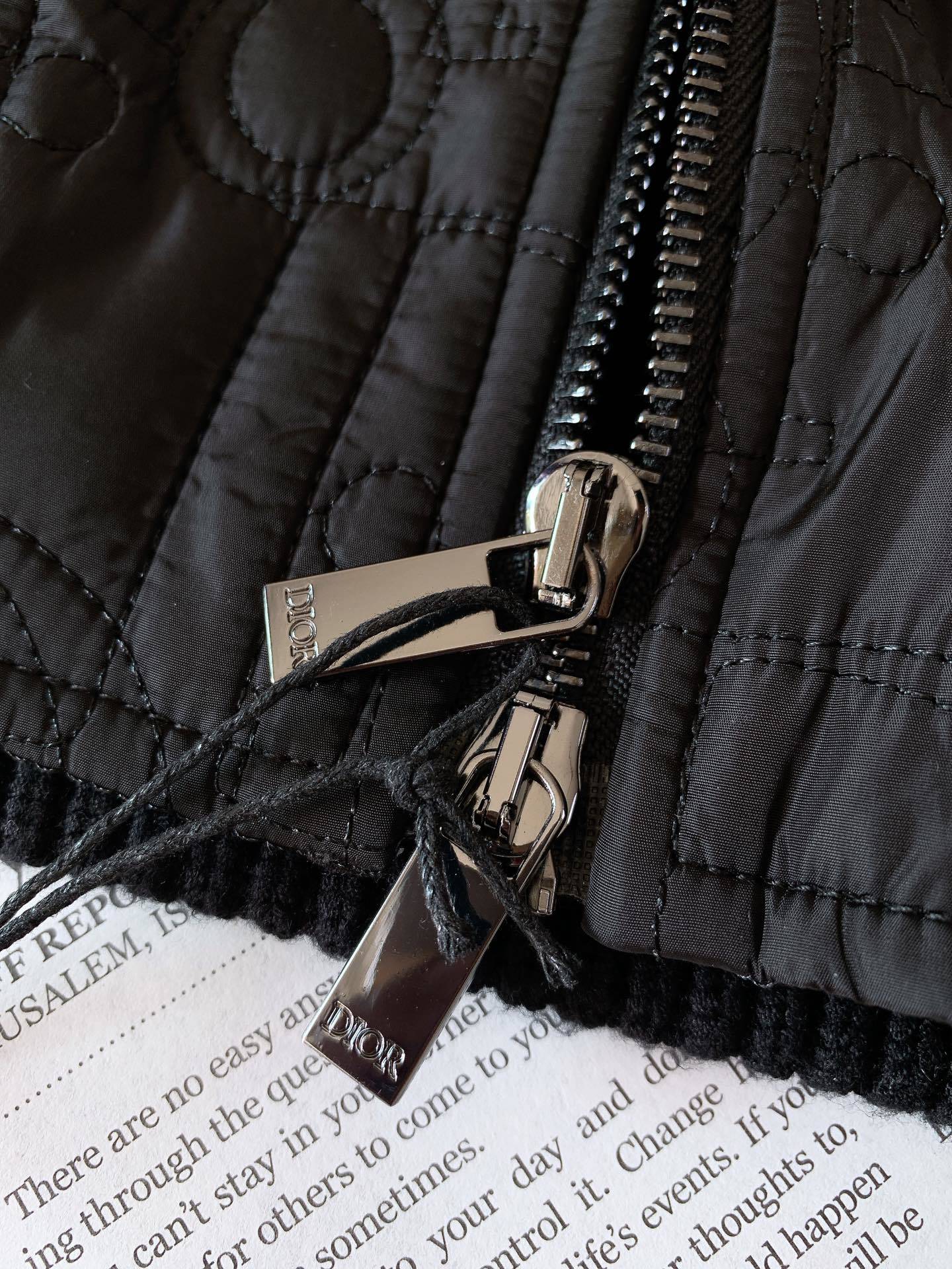 Dior Homme 迪奥·桀傲 连帽提花毛织拼接外套,这款连帽短向Dio经典的Oblique 印花致