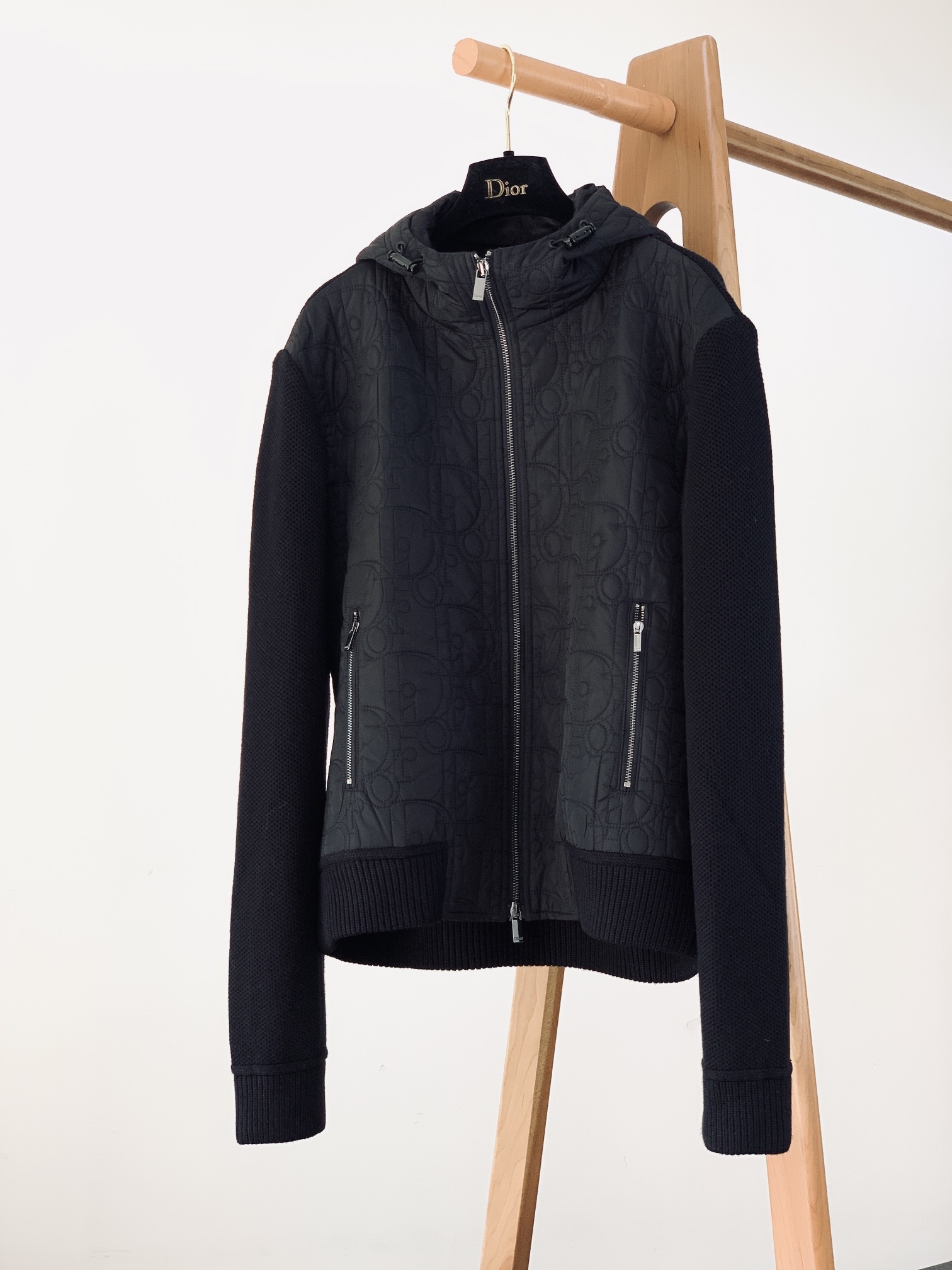 Dior Homme 迪奥·桀傲 连帽提花毛织拼接外套,这款连帽短向Dio经典的Oblique 印花致