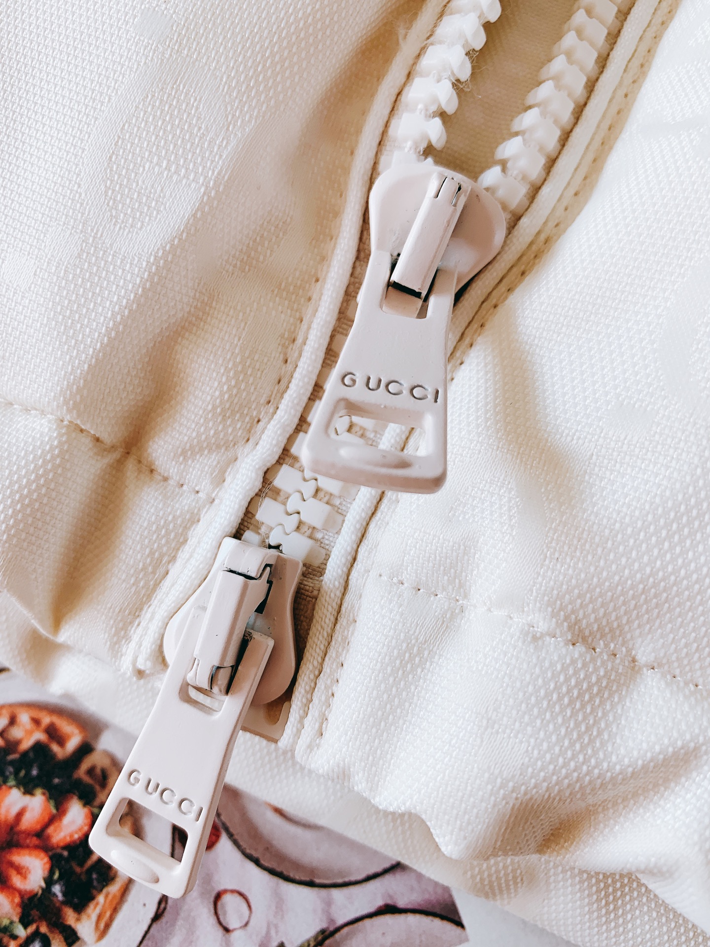 Gucci古驰2024FW秋冬新品GG拼接连帽羽绒服激光切割尼龙拼接工艺客供五金装饰辅料采用环保聚酯纤维