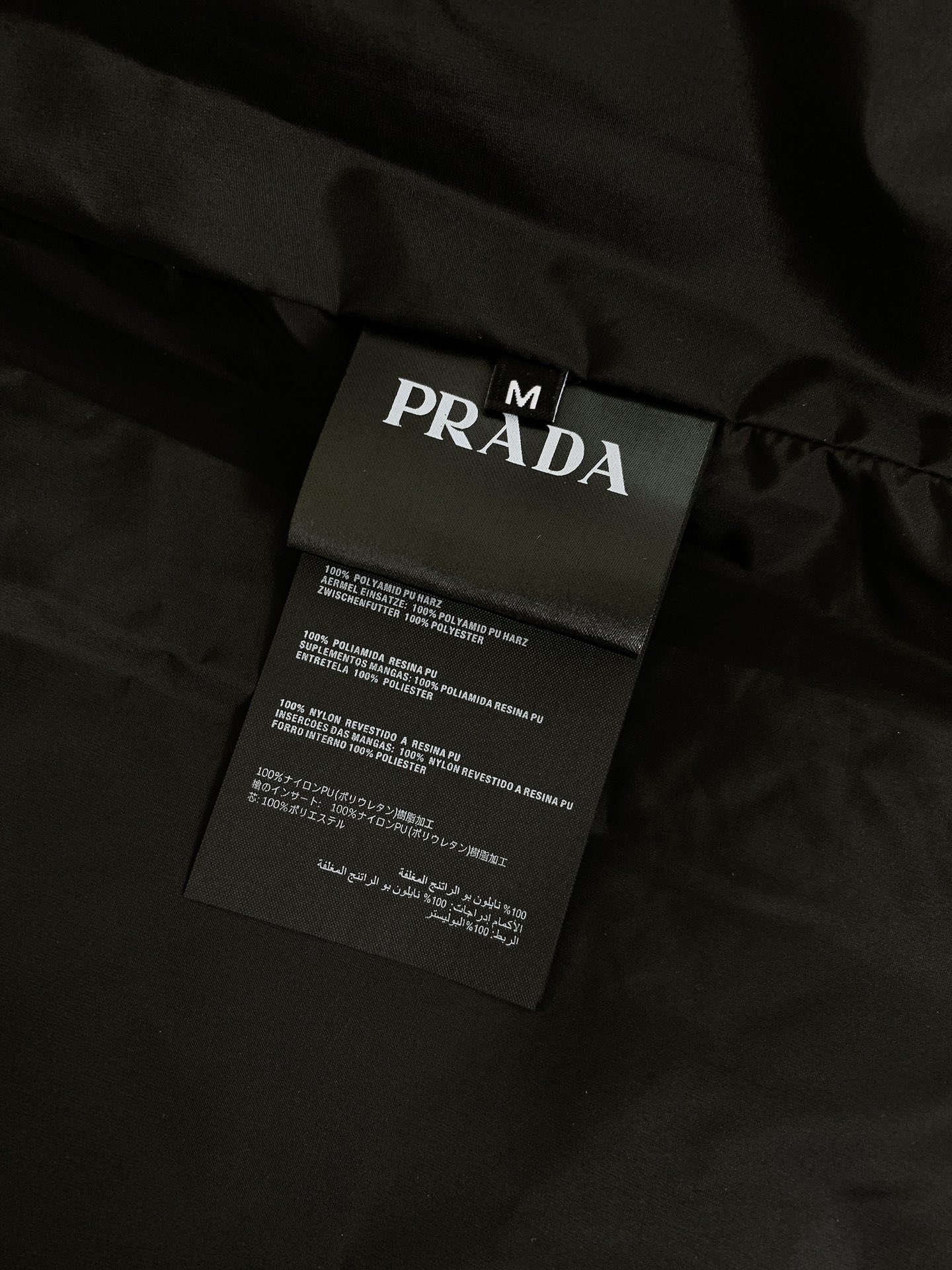 Prada普拉达2024FW秋冬新品灯芯绒翻领羽绒外套高端灯芯绒的主要原料以优质棉纤维棉混纺交织以提升面