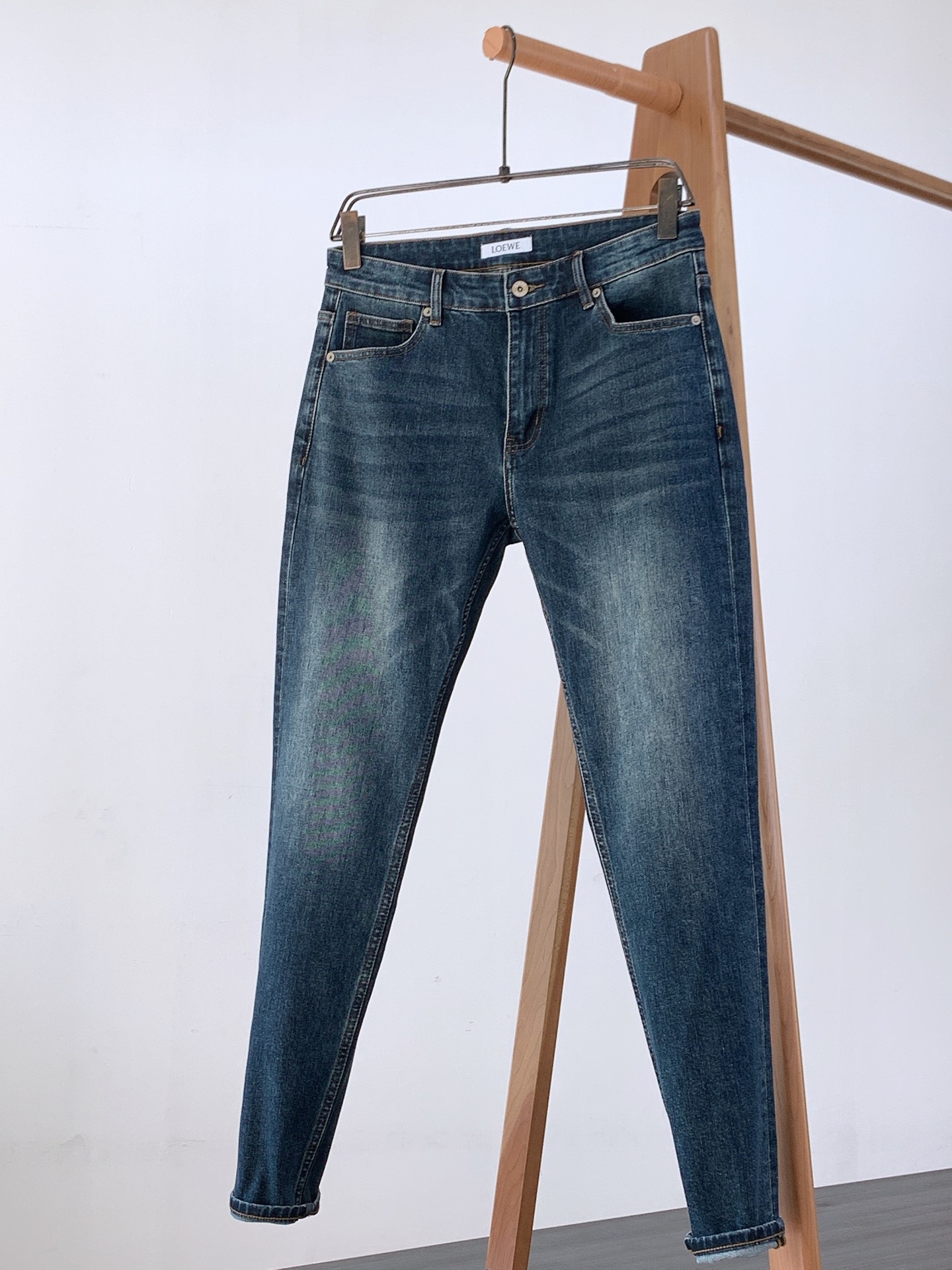 NO:131992,Loewe 2025SS early spring new product, high-end fashion sense, super soft denim fabric, heavy-industrial washing jeans. The fabric is very special, ultra-fine and fine imitation cotton yarn blend, super soft and comfortable. It has a casual and relaxing sense, and a sense of relaxation and fashion. The fabric is refreshing, slightly stretchy, super soft and long-lasting, the whole pants are all traditional hand-wiping technology, natural stone grinding and light fermentation. The style belongs to the combination of small straight feet, and the details are exquisite. ……………………………………………………………………………………………………………………………………………………………………………………………………………………………………………………………………………………………………………………………………………………………………………………………………………………………………………………………………………………………………………………………………………………………………………………………………………………………………………………………………………………………………………………………………………………………………………………………………………………………………………………………………………………………………………………………………………………………………………………………………………………19860909Loewe 罗意威 2025SS早春新品 高级时装感,超柔牛仔面料 , 重工洗水牛仔裤. 面料很特殊,超细精仿棉纱混纺,超柔舒适感. 具备牛仔随性感 ,休闲感 , 亦有轻松感 ,时尚感. 布面清爽,微弹力,超柔穿着时间长, 整条裤子全传统手擦工艺,自然石磨轻酵洗水. 版型属于合体小直脚剪裁,细节精致感. …………………………………………………… Size29-38,,loewe,loewe,jeans,alexander wang,Men's clothing