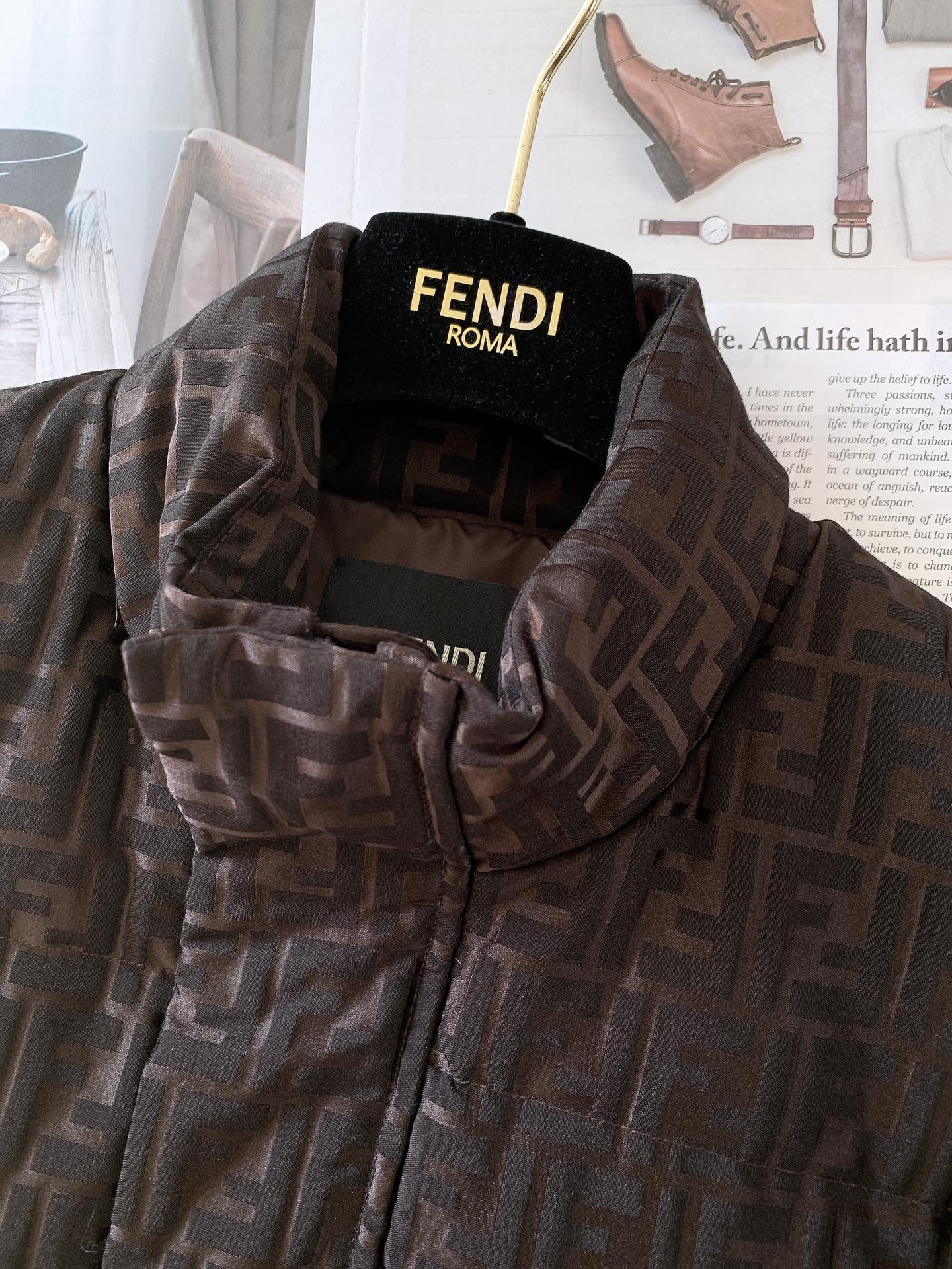 Fendi芬迪2024FW秋冬新品暗纹提花立领羽绒服甄选优质科技聚纤维面料打造采用独特的暗纹提花工艺使面