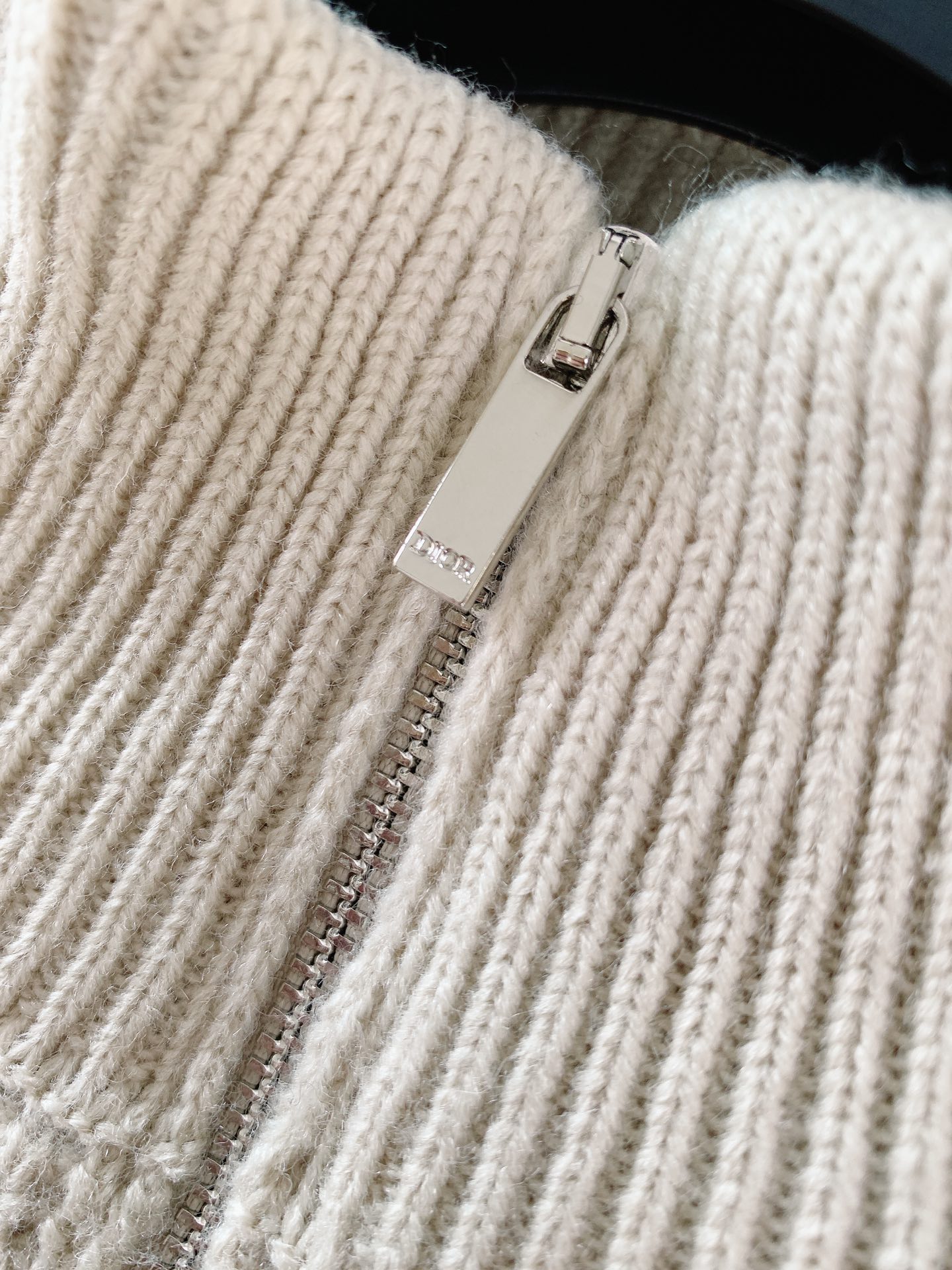 
Dior Homme 迪奥·桀傲 拉链针织🧶开衫，这款拉链衣领针织衫将运动精神与经典单品巧妙融合。客供