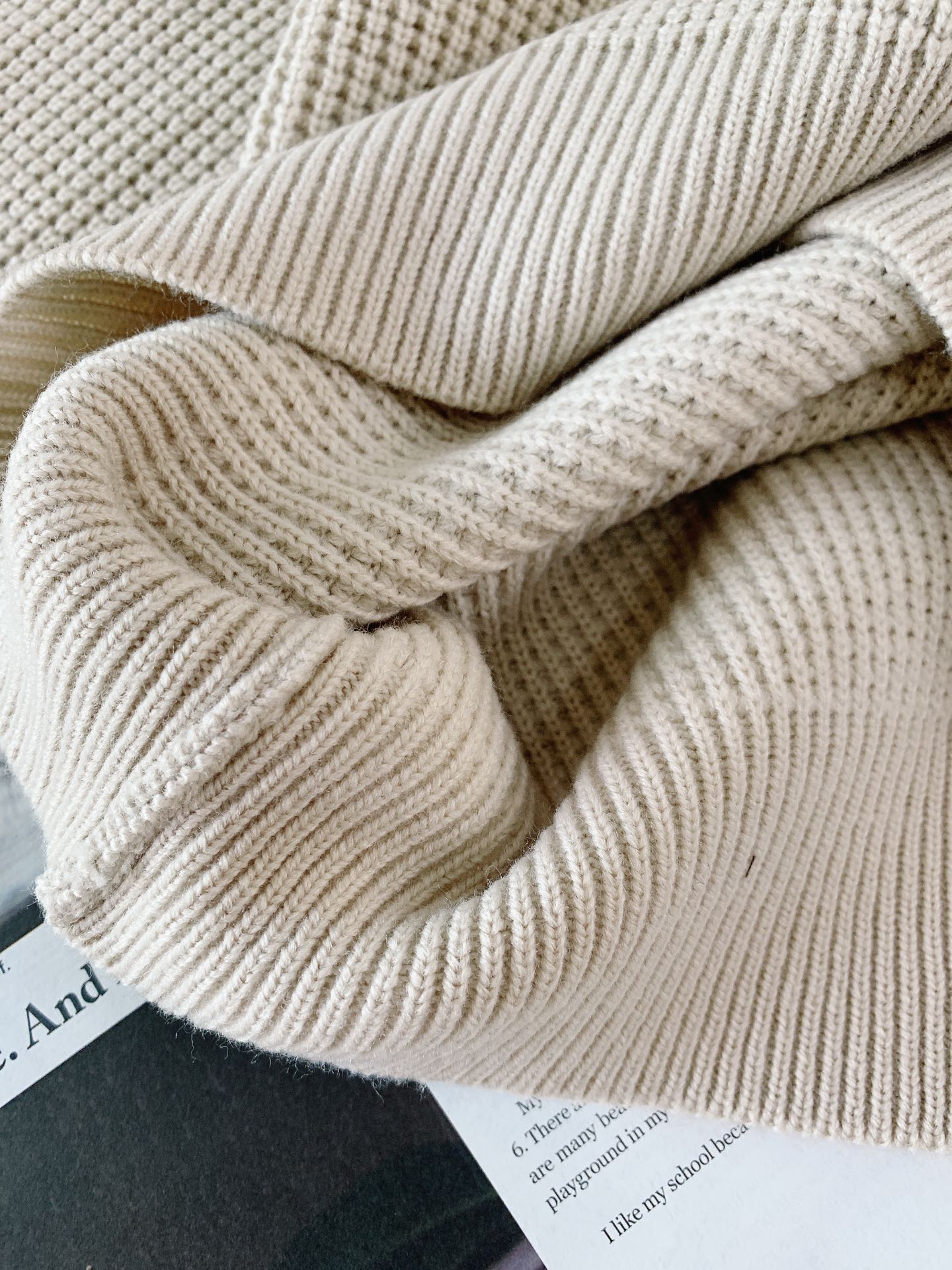 
Dior Homme 迪奥·桀傲 拉链针织🧶开衫，这款拉链衣领针织衫将运动精神与经典单品巧妙融合。客供