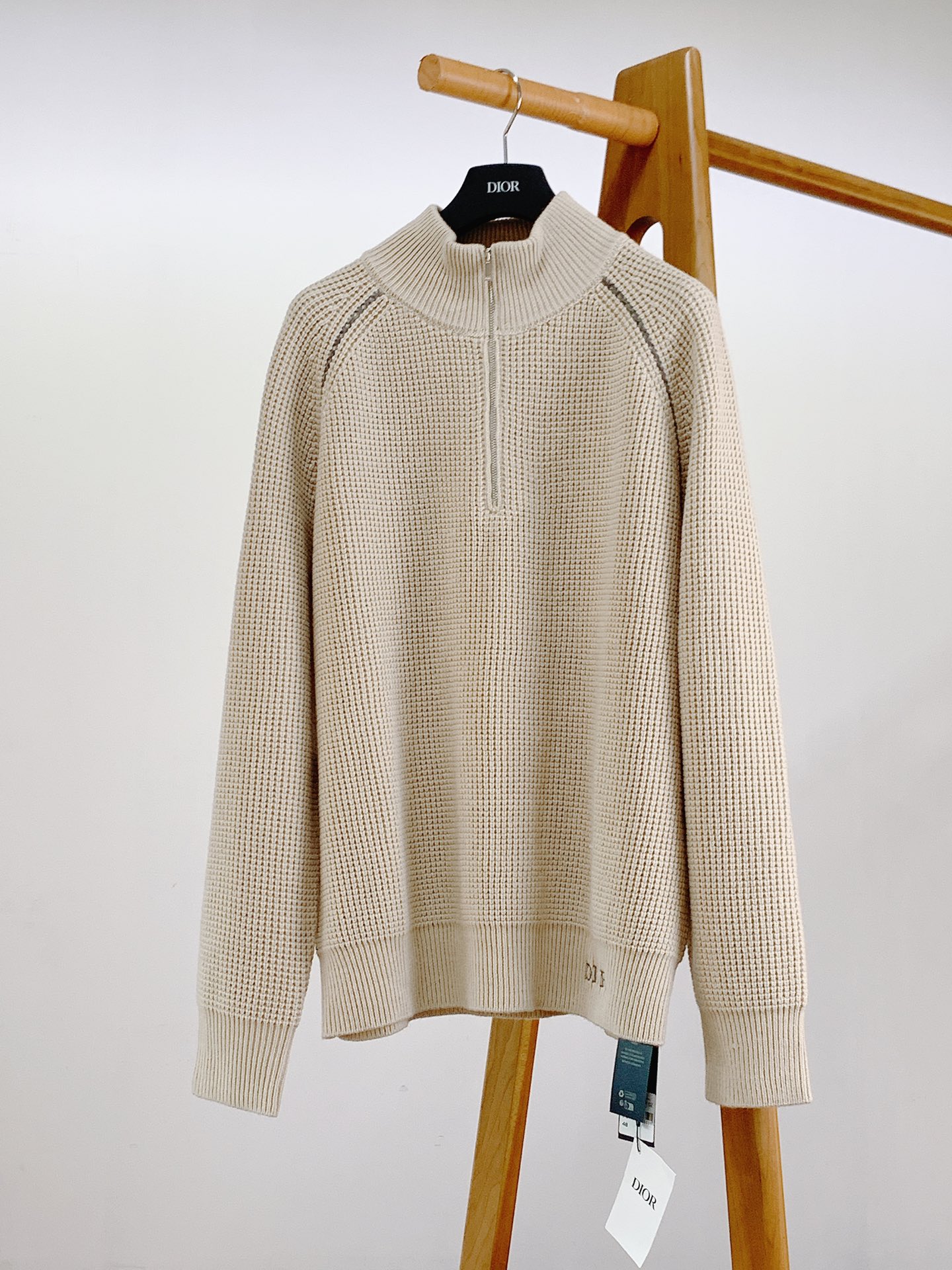 
Dior Homme 迪奥·桀傲 拉链针织🧶开衫，这款拉链衣领针织衫将运动精神与经典单品巧妙融合。客供