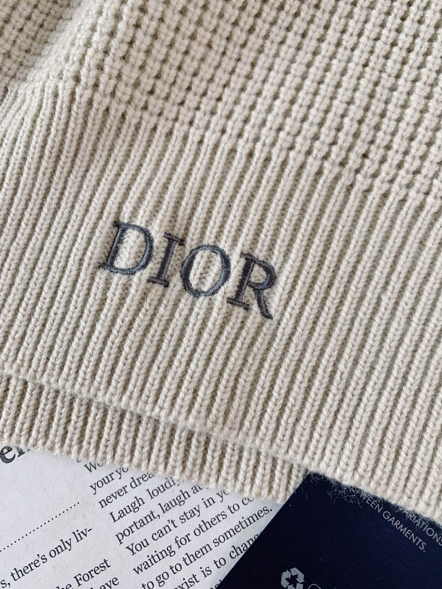 
Dior Homme 迪奥·桀傲 拉链针织🧶开衫，这款拉链衣领针织衫将运动精神与经典单品巧妙融合。客供