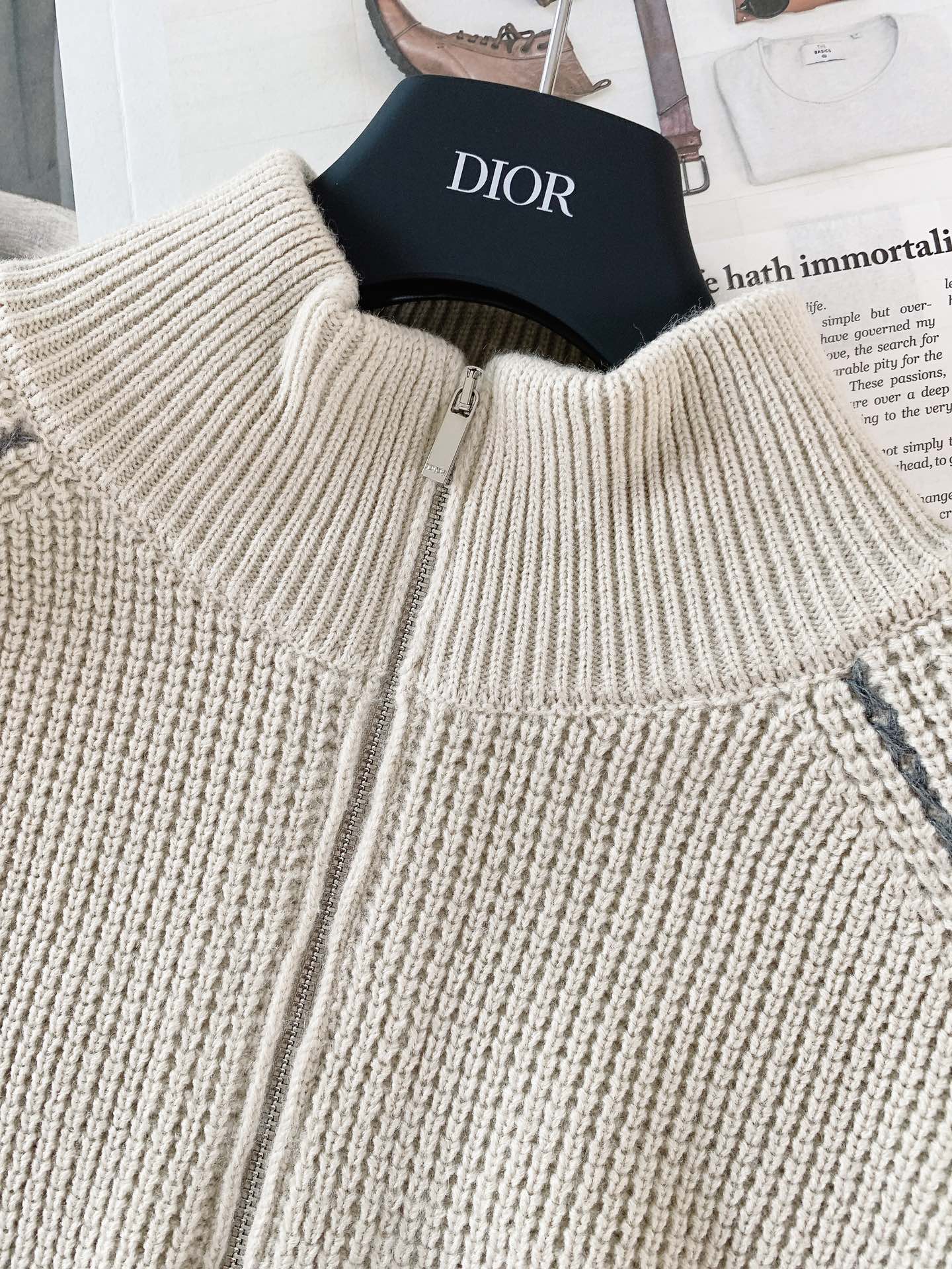 
Dior Homme 迪奥·桀傲 拉链针织🧶开衫，这款拉链衣领针织衫将运动精神与经典单品巧妙融合。客供